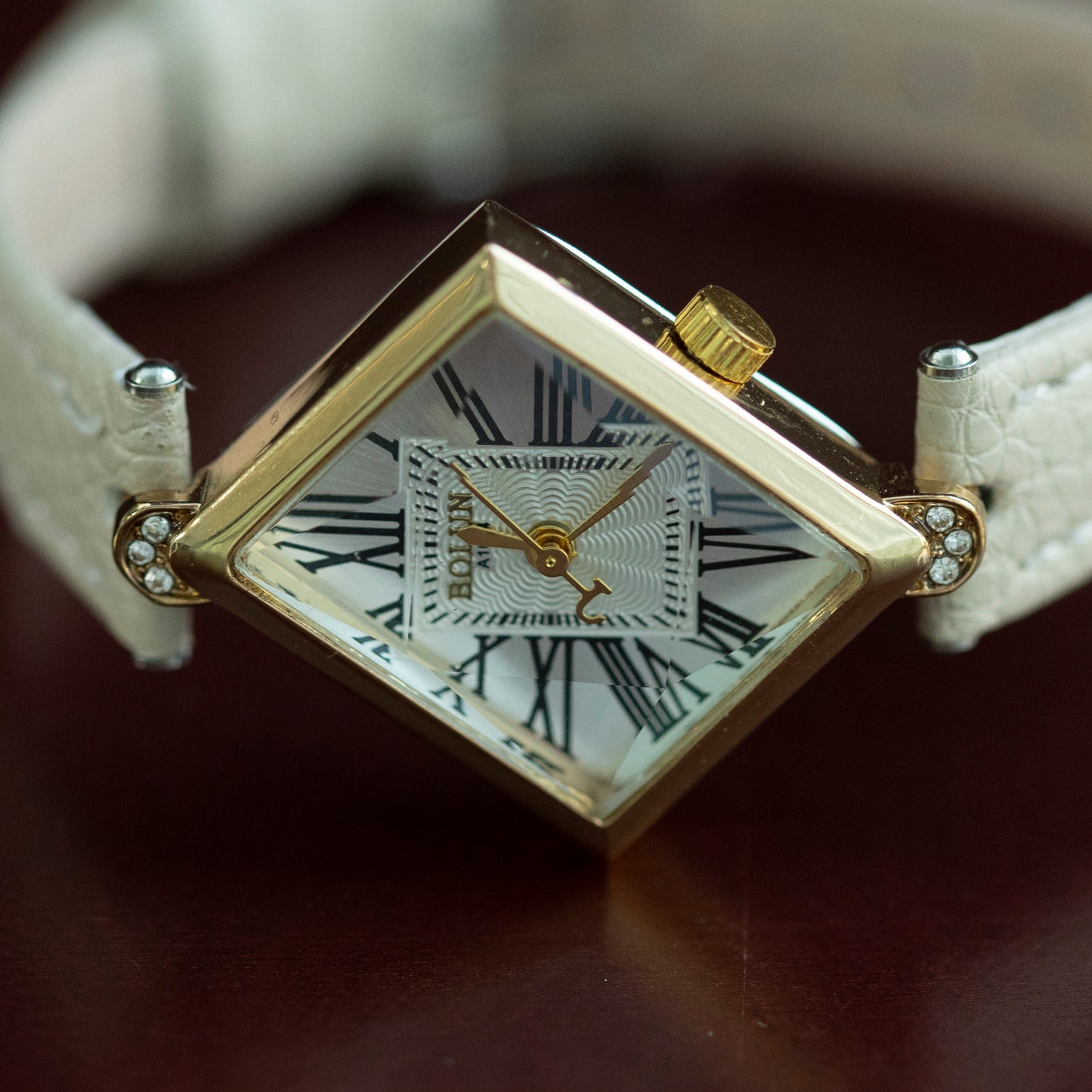 BOLUN DIAMOND-SHAPED DIAL QUARTZ BEIGE STRAP BRAND NEW FASHION WATCH 