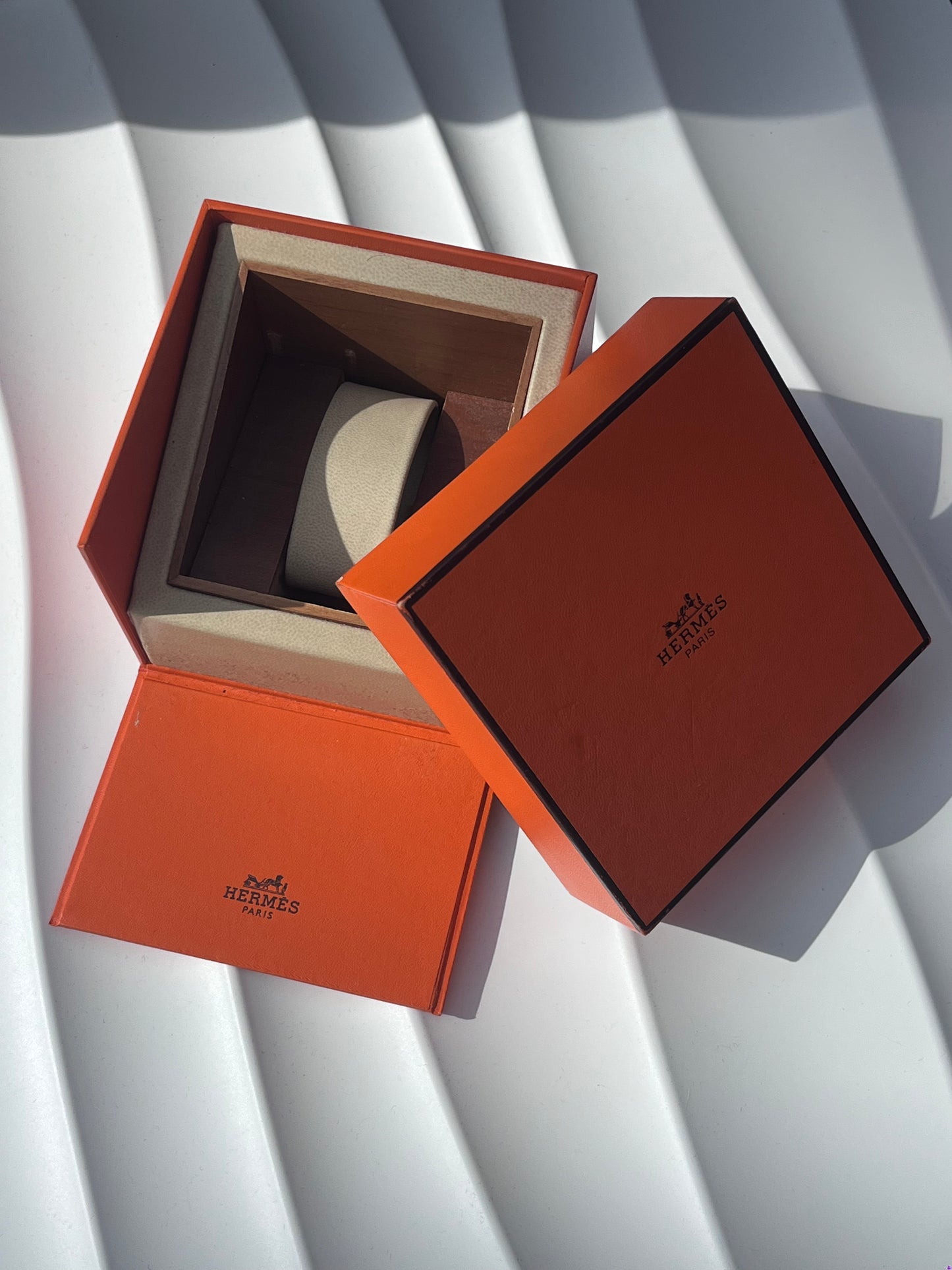 HERMÈS PARIS ORANGE WATCH BOX WITH WOODEN INTERIOR AND WATCH CUSHION