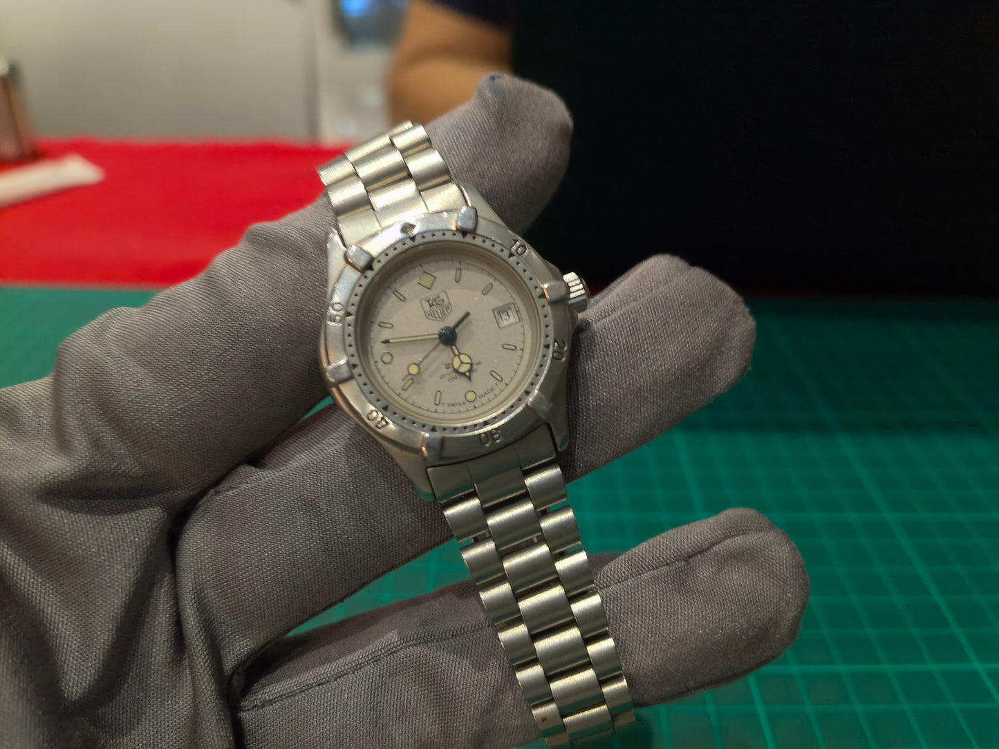 TAGHUER 2000 PROFESSIONAL LADIES QUARTZ WATCH WITH STEEL CASE PREOWNED SWISS