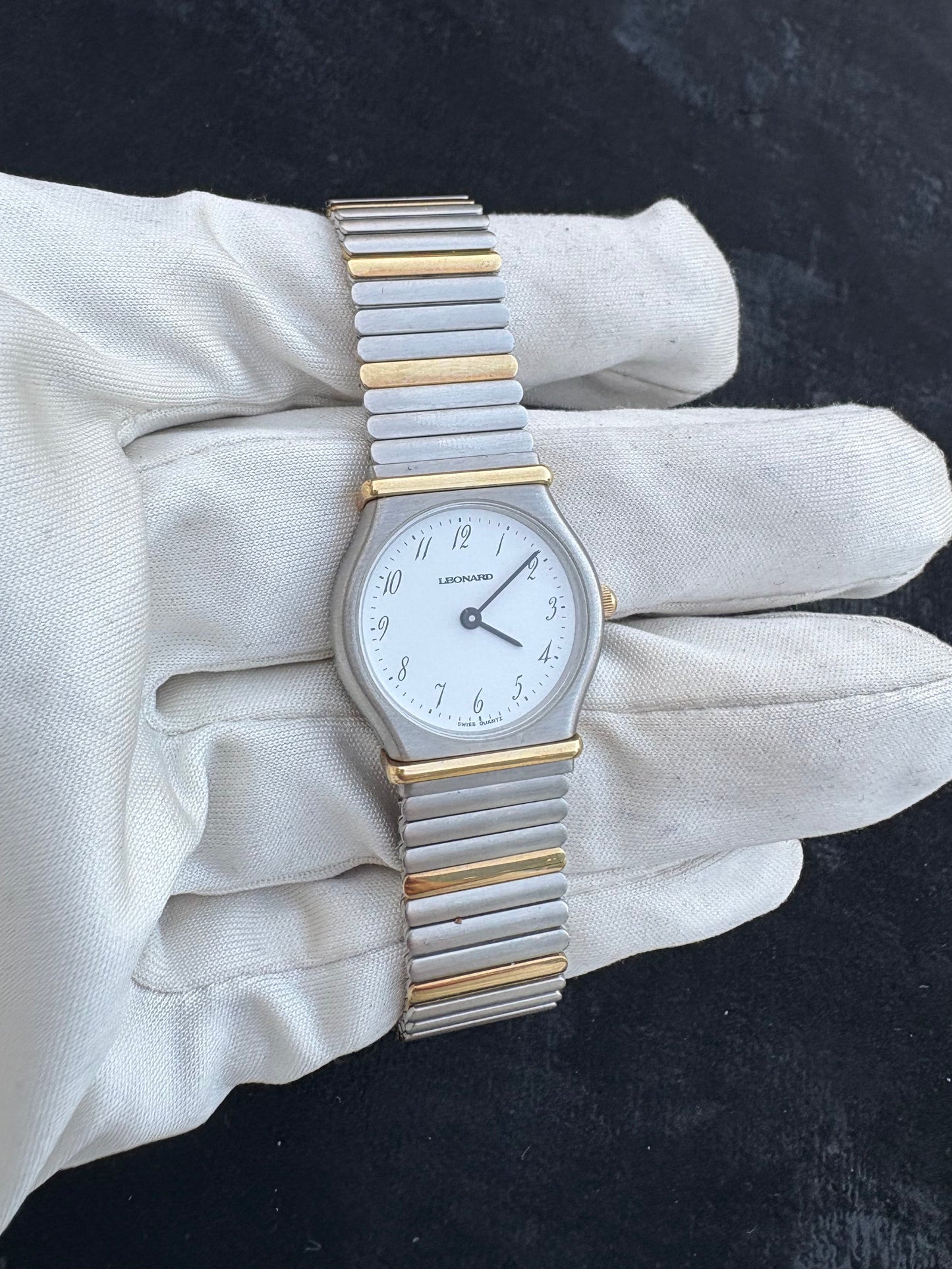 LEONARD SWISS QUARTZ NEVER USED VINTAGE PRE-OWNED WATCH