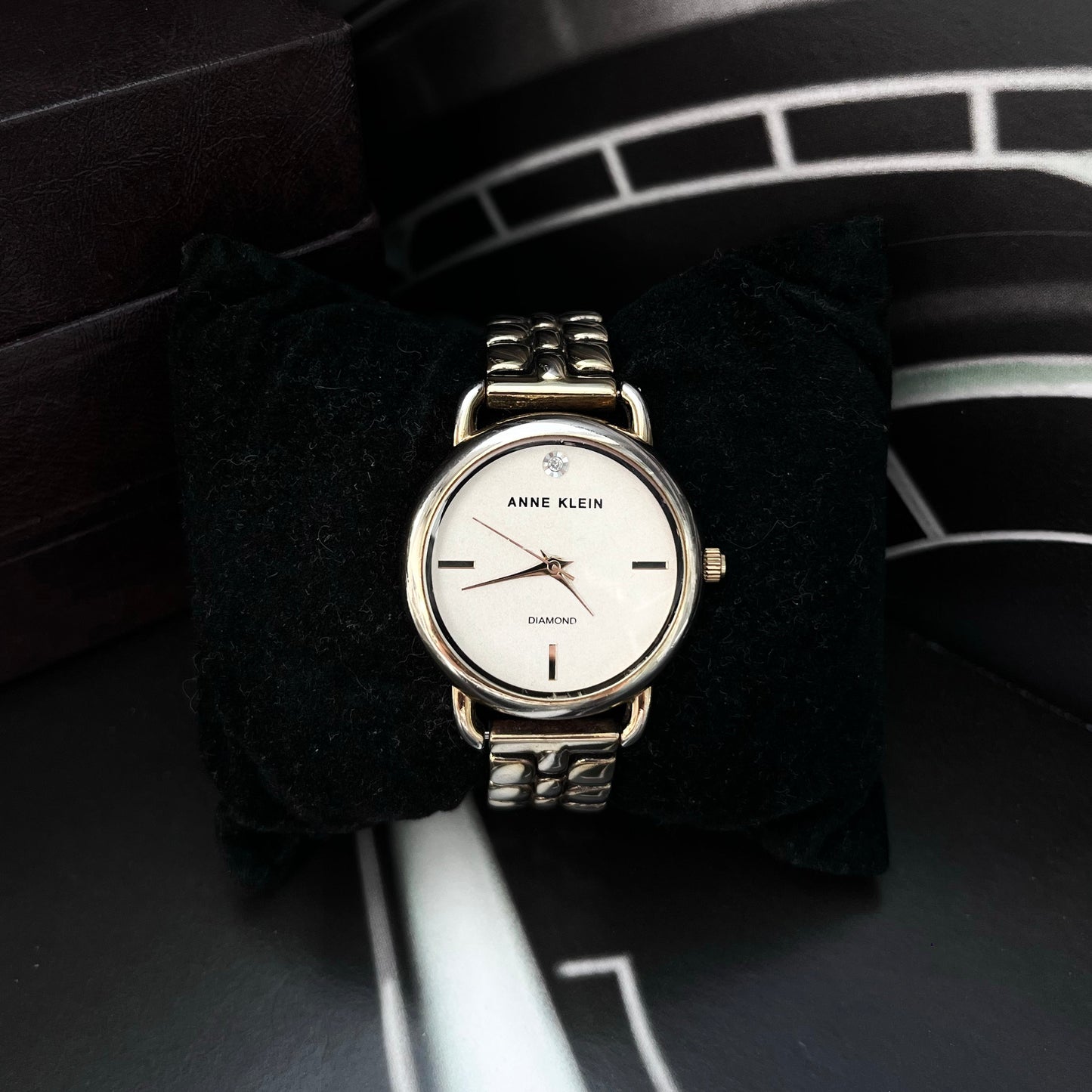 ANNE KLEIN GOLD TONE QUARTZ PRELOVED WATCH