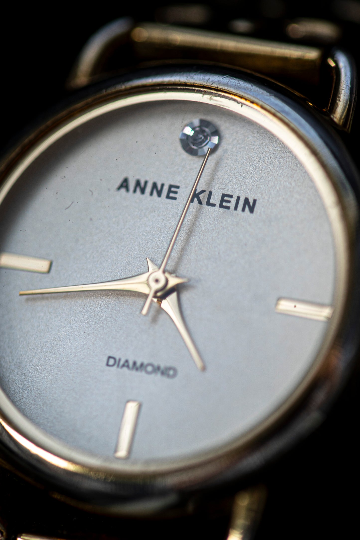 ANNE KLEIN GOLD TONE QUARTZ PRELOVED WATCH