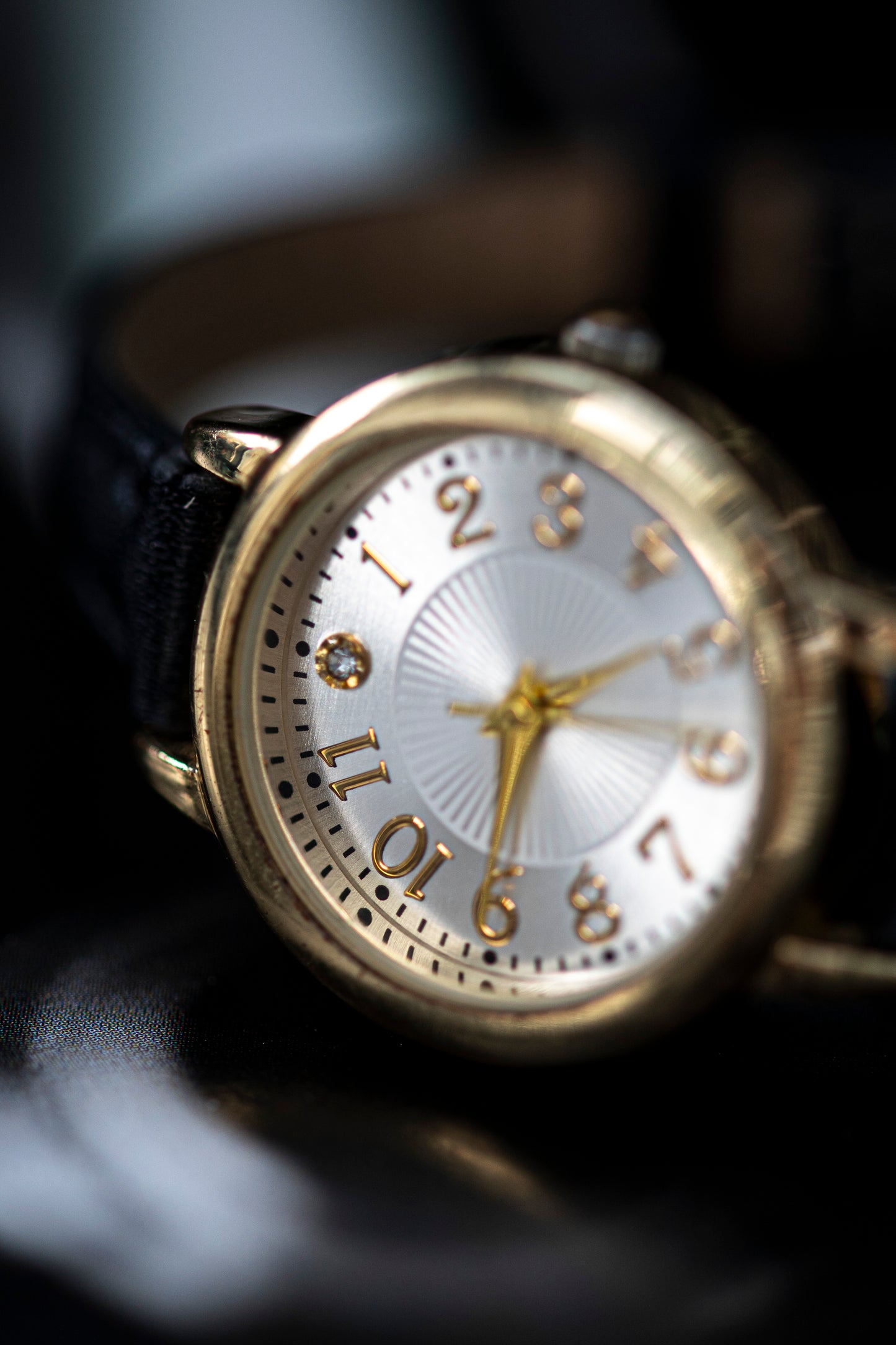 VINTAGE GOLD TONE CRYSTAL DIAL LADIES WATCH QUARTZ