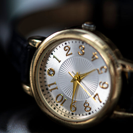 VINTAGE GOLD TONE CRYSTAL DIAL LADIES WATCH QUARTZ