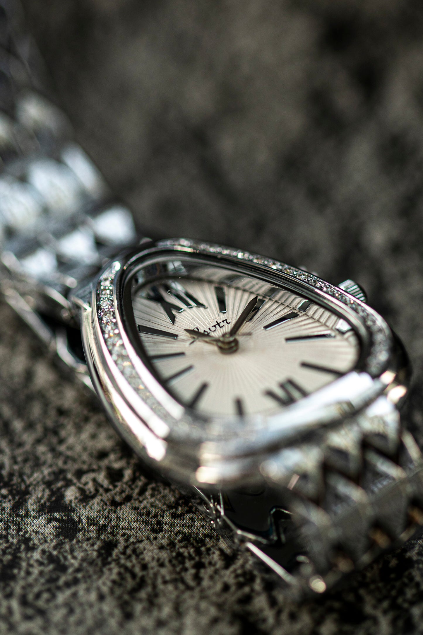 LSVTR BRAND NEW FASHION WATCH