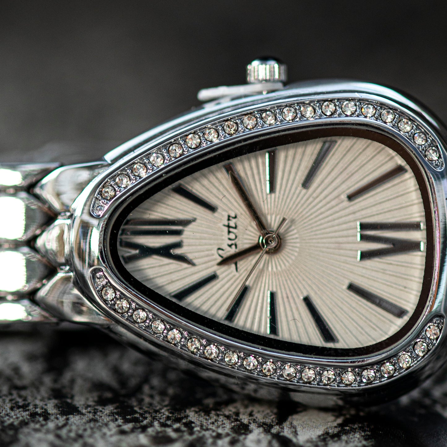 LSVTR BRAND NEW FASHION WATCH