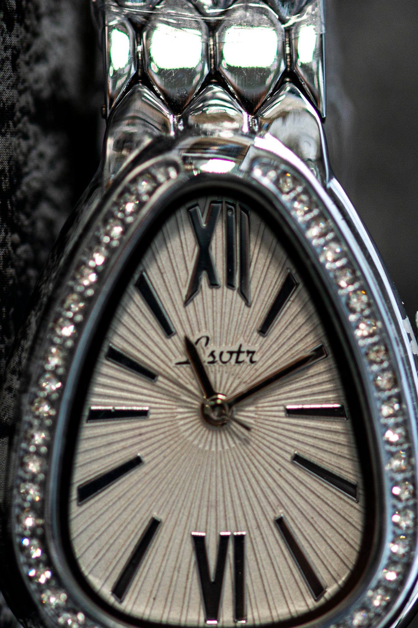 LSVTR BRAND NEW FASHION WATCH