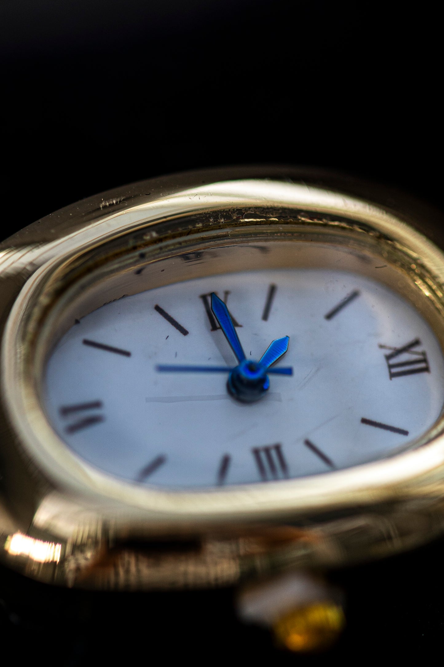 OVAL FASHION WATCH
