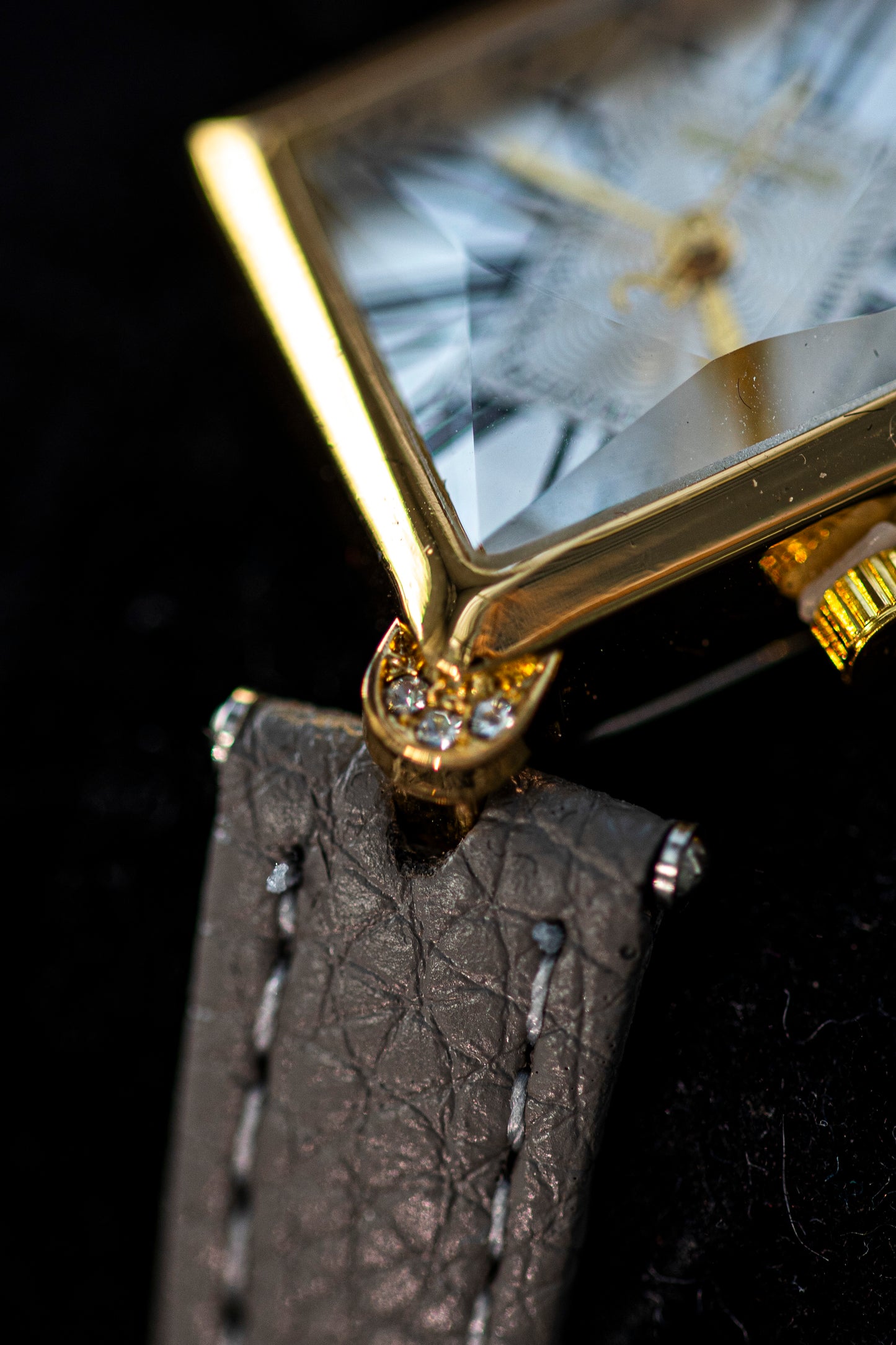 VINTAGE SQUARE ROMAN DIAL GOLD WATCH GRAY STRAP