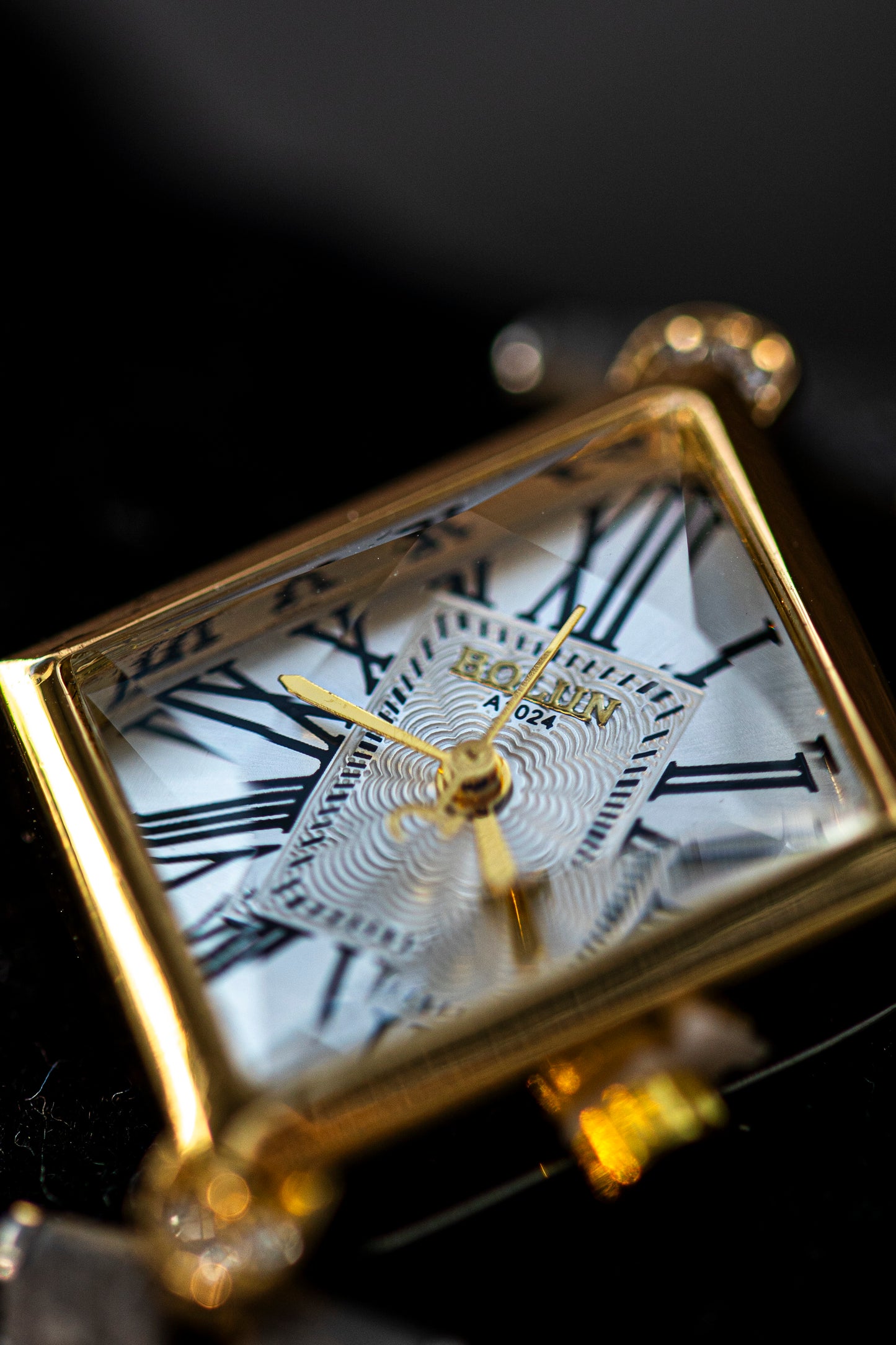 VINTAGE SQUARE ROMAN DIAL GOLD WATCH GRAY STRAP