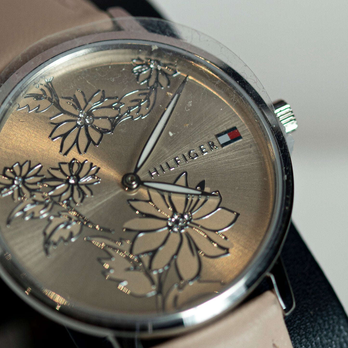 TOMMY HILFIGER STEEL QUARTZ PRELOVED WATCH JAPAN