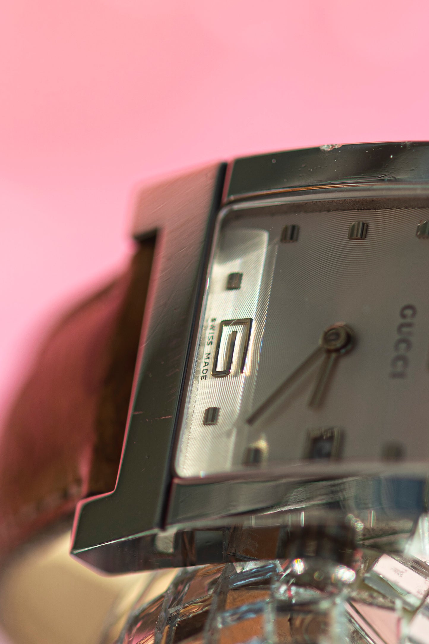GUCCI G-FRAME QUARTZ SWISS PRELOVED WATCH