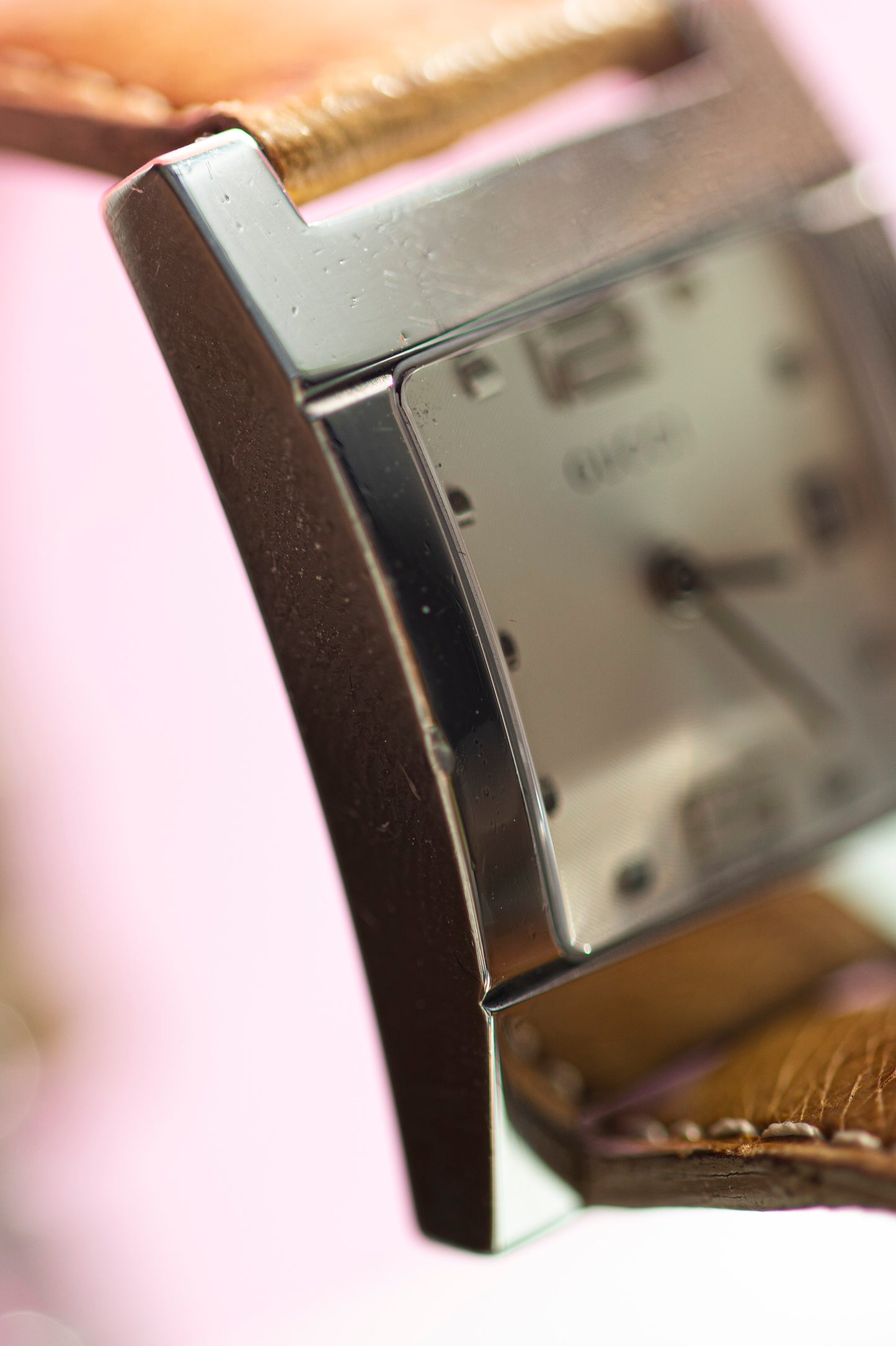 GUCCI G-FRAME QUARTZ SWISS PRELOVED WATCH