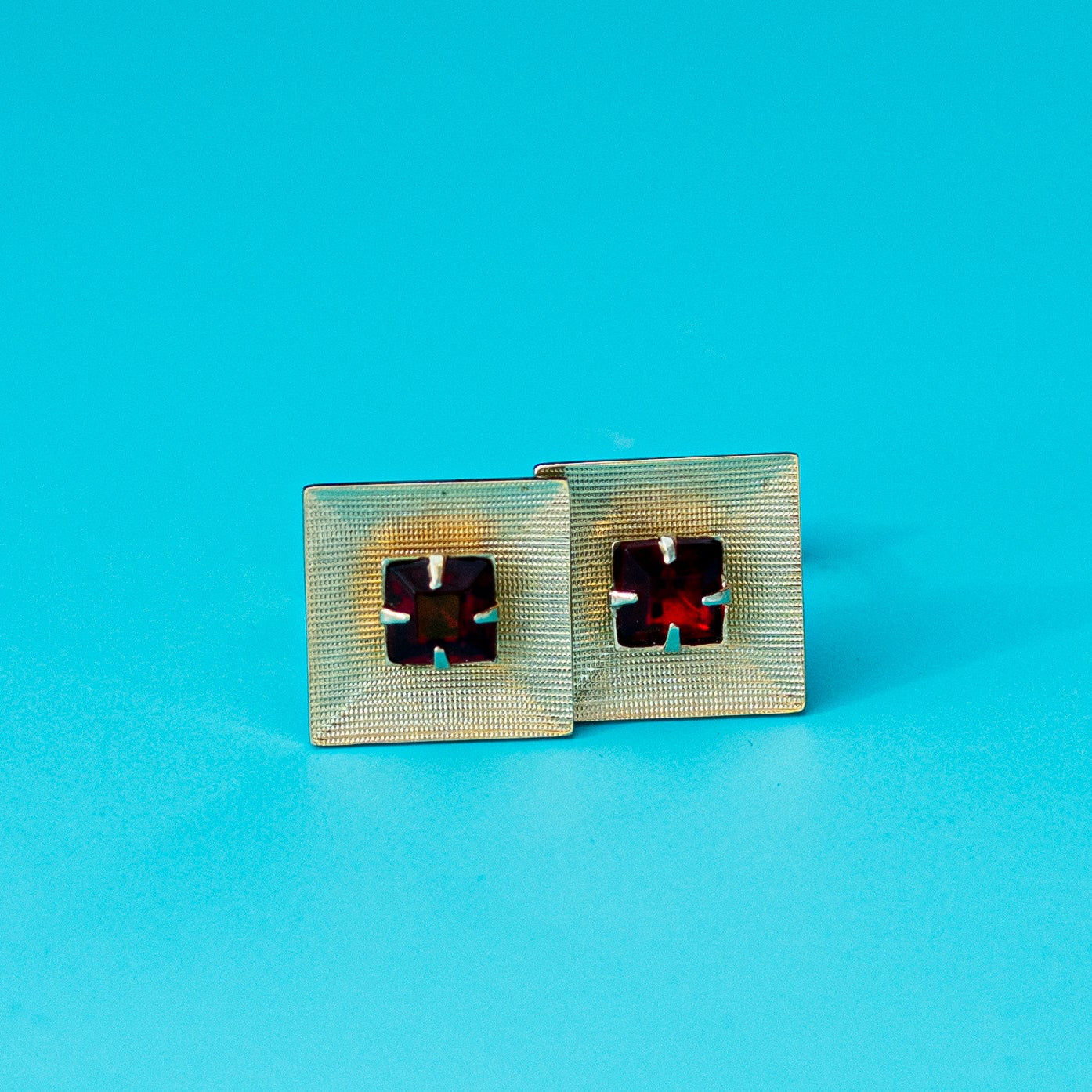 VINTAGE GOLD-TONE SQUARE CUFFLINKS WITH RED FACETED STONES