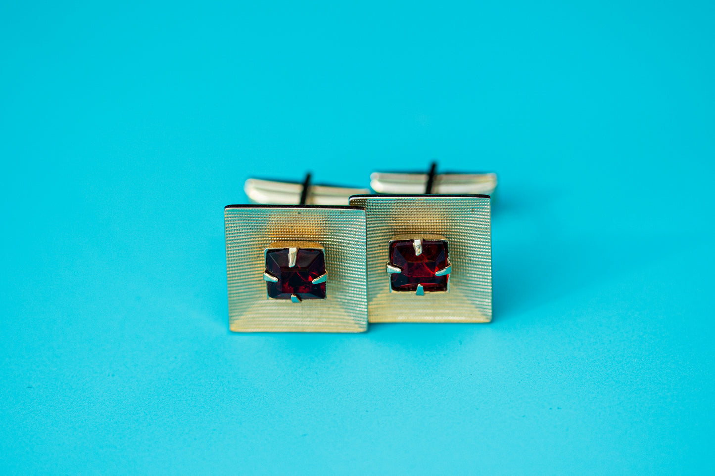 VINTAGE GOLD-TONE SQUARE CUFFLINKS WITH RED FACETED STONES