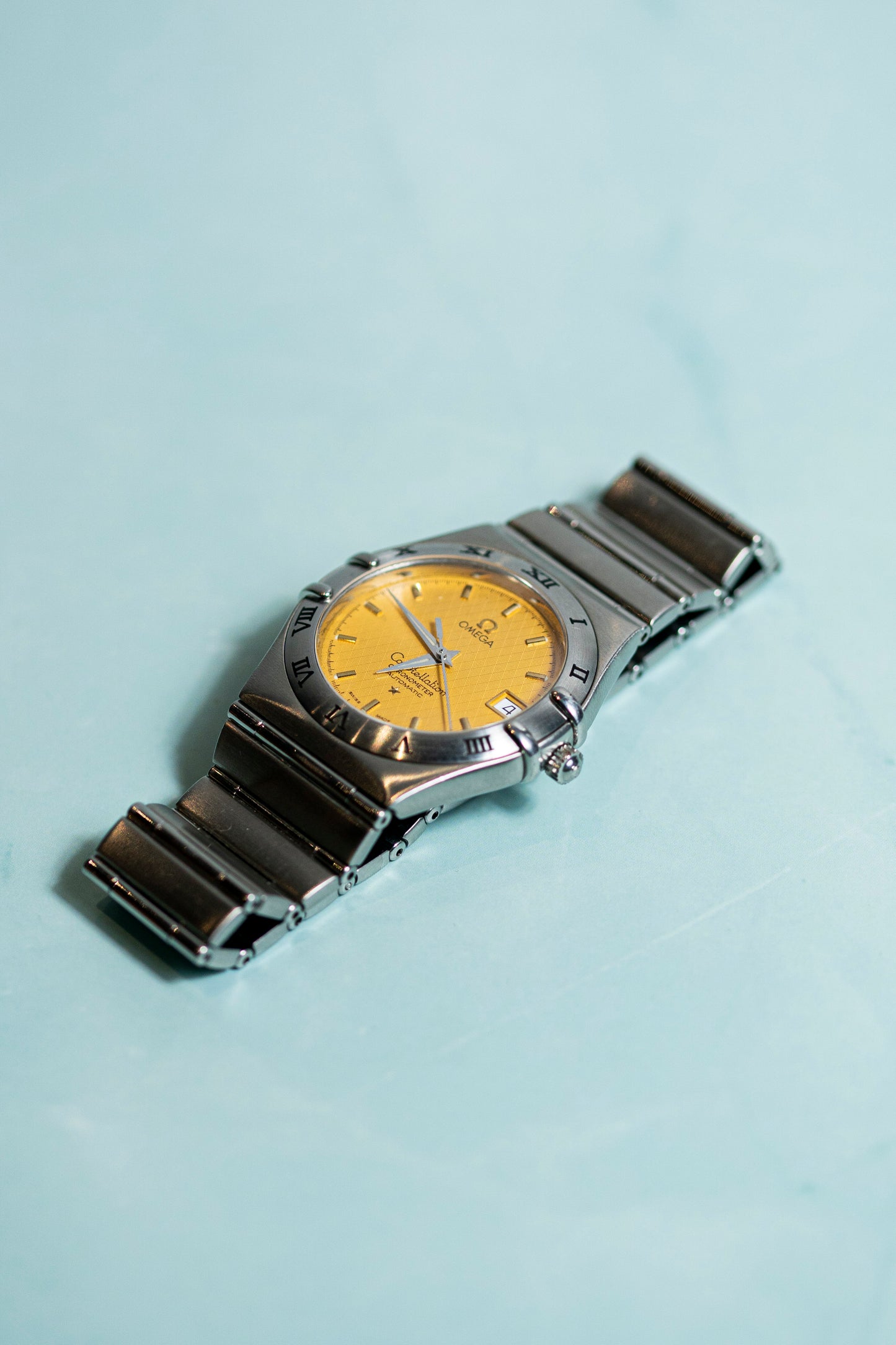 OMEGA CONSTELLATION 1990s CHRONOMETER AUTOMATIC SWISS PRELOVED LINEN GOLD DIAL 18K GOLD BEZEL WATCH