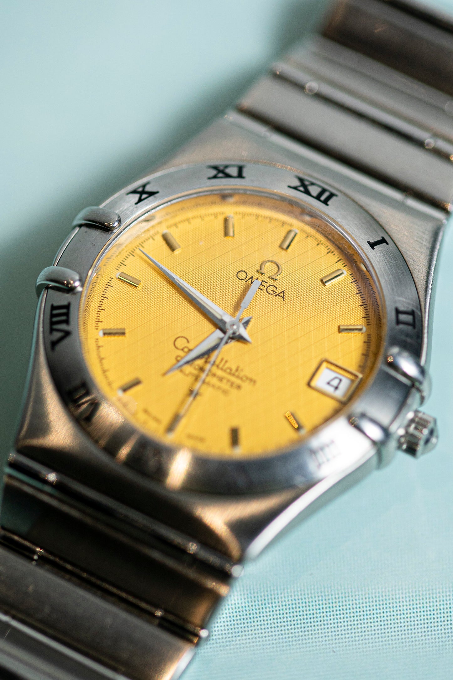 OMEGA CONSTELLATION 1990s CHRONOMETER AUTOMATIC SWISS PRELOVED LINEN GOLD DIAL 18K GOLD BEZEL WATCH