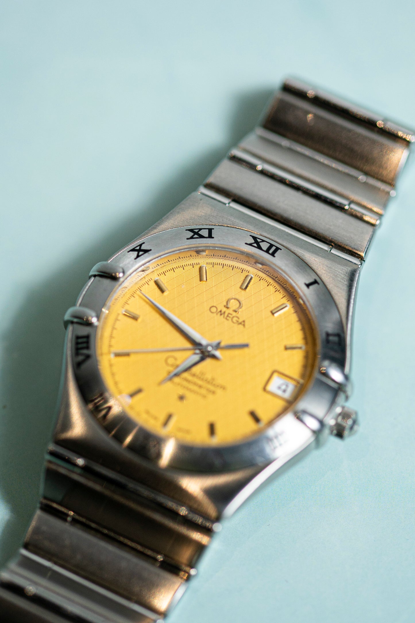 OMEGA CONSTELLATION 1990s CHRONOMETER AUTOMATIC SWISS PRELOVED LINEN GOLD DIAL 18K GOLD BEZEL WATCH