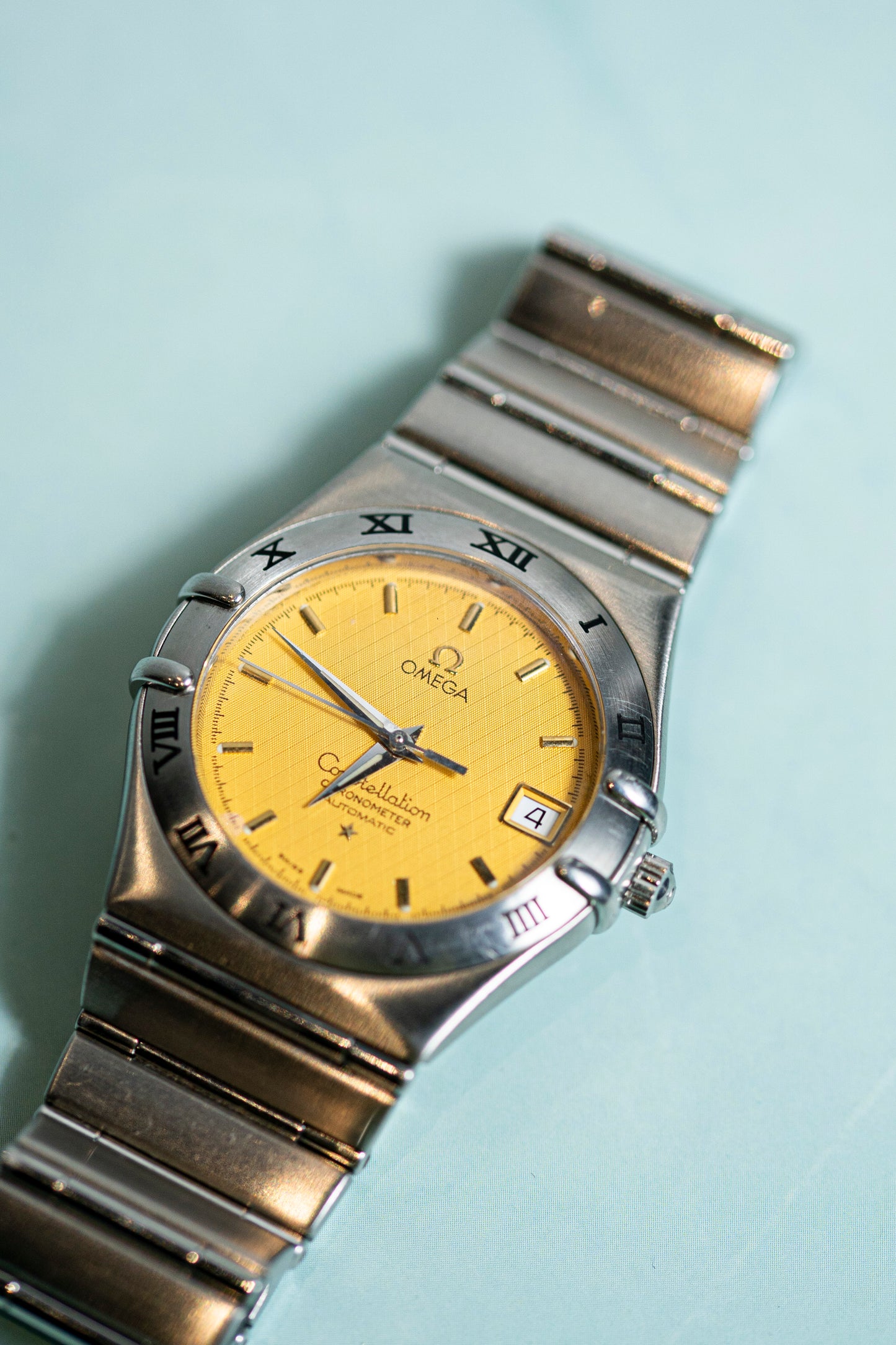 OMEGA CONSTELLATION 1990s CHRONOMETER AUTOMATIC SWISS PRELOVED LINEN GOLD DIAL 18K GOLD BEZEL WATCH
