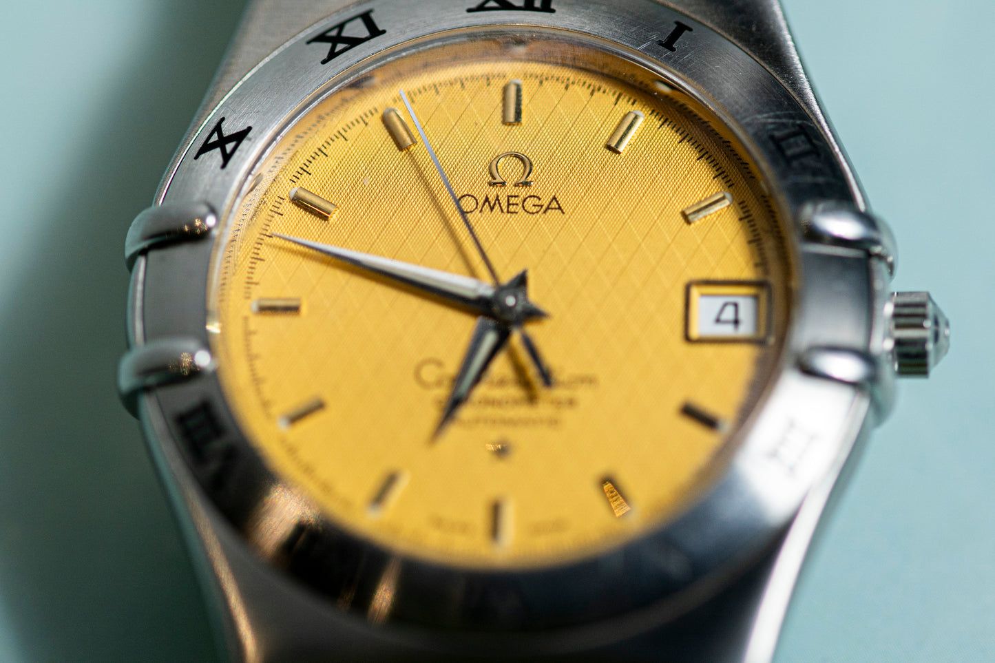 OMEGA CONSTELLATION 1990s CHRONOMETER AUTOMATIC SWISS PRELOVED LINEN GOLD DIAL 18K GOLD BEZEL WATCH