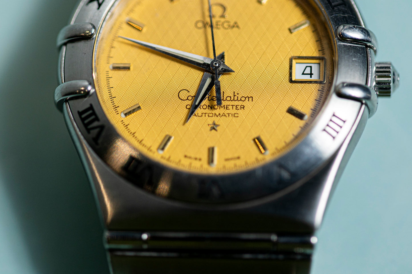 OMEGA CONSTELLATION 1990s CHRONOMETER AUTOMATIC SWISS PRELOVED LINEN GOLD DIAL 18K GOLD BEZEL WATCH