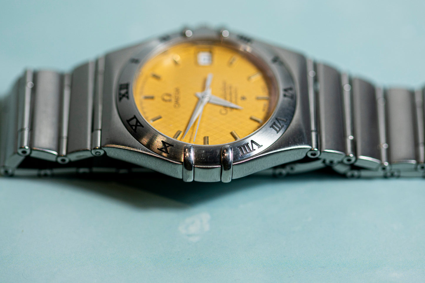 OMEGA CONSTELLATION 1990s CHRONOMETER AUTOMATIC SWISS PRELOVED LINEN GOLD DIAL 18K GOLD BEZEL WATCH