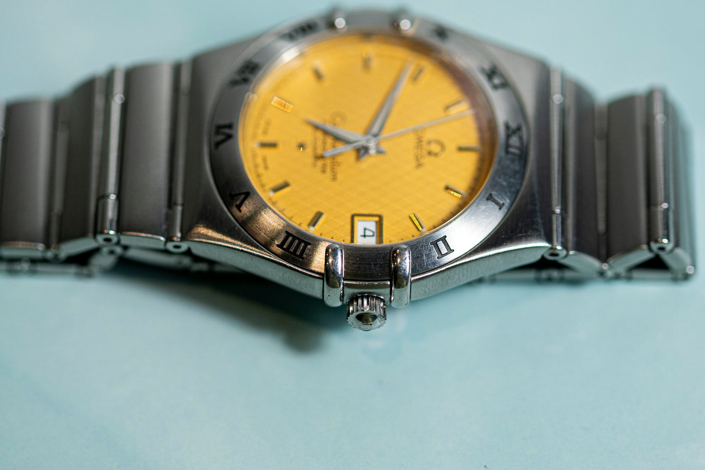 OMEGA CONSTELLATION 1990s CHRONOMETER AUTOMATIC SWISS PRELOVED LINEN GOLD DIAL 18K GOLD BEZEL WATCH
