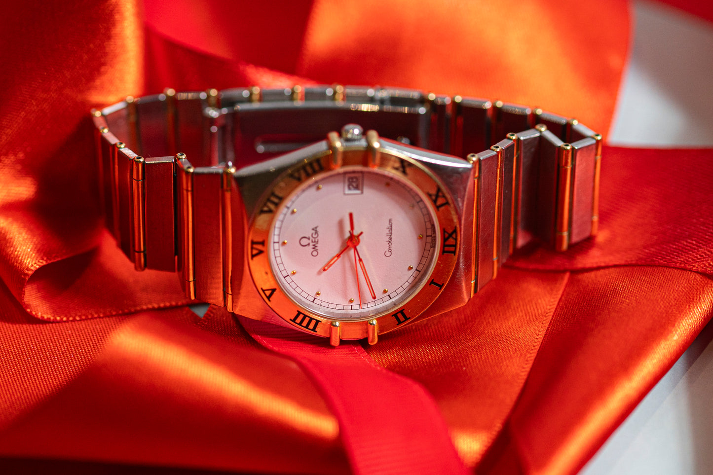 OMEGA CONSTELLATION DATE QUARTZ SWISS PRELOVED 18K GOLD BEZEL TWO TONE WATCH