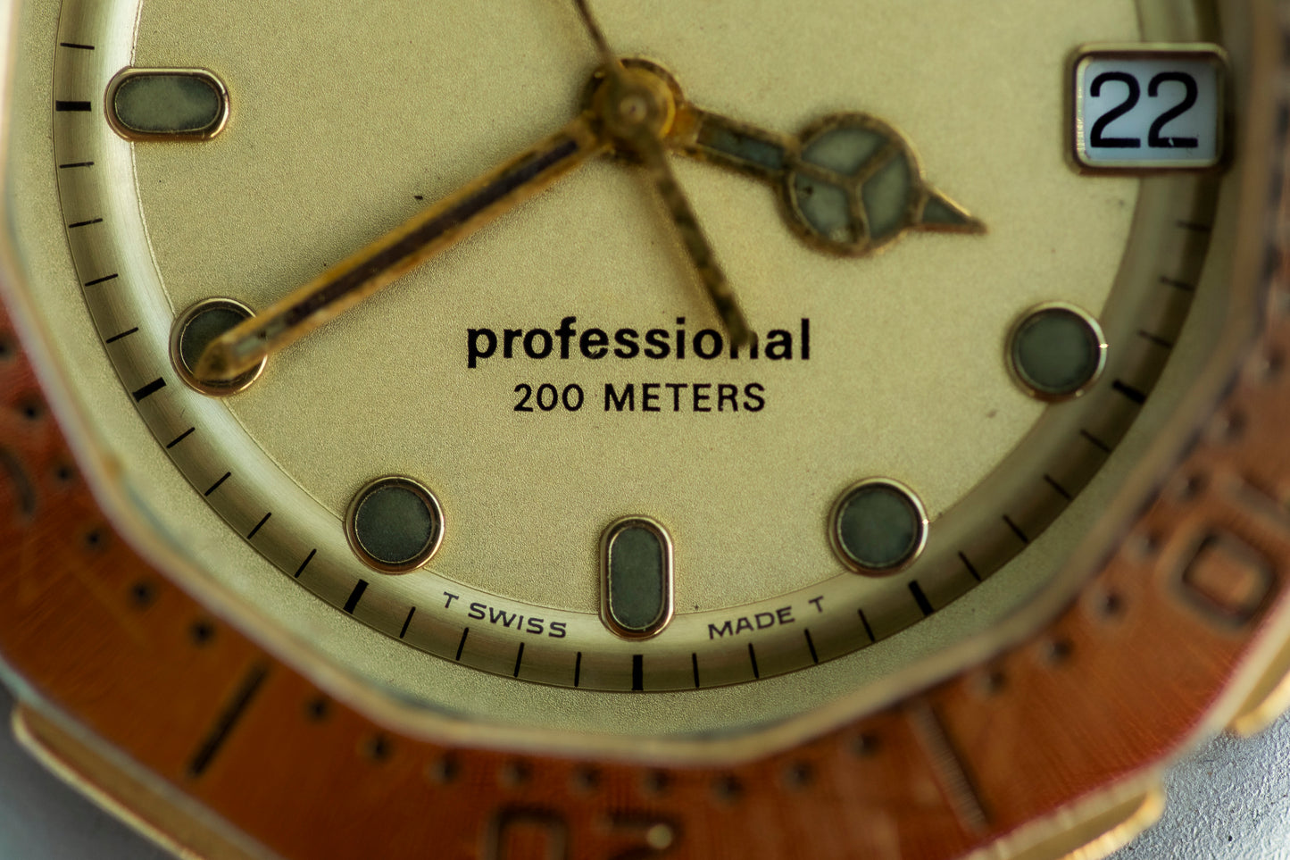TAG HEUER PROFESSIONAL 200 METERS TWO-TONE CHAMPAGNE DIAL STAINLESS STEEL SWISS QUARTZ PRELOVED WATCH