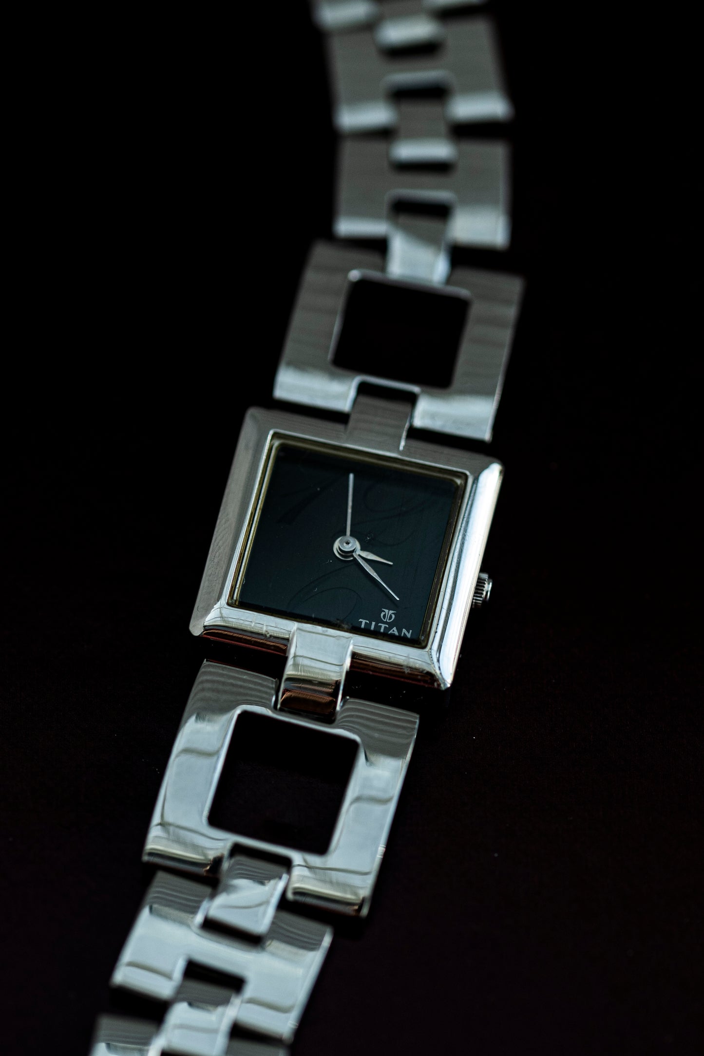 TITAN BLACK DIAL SQUARE STAINLESS STEEL SWISS QUARTZ PRELOVED WATCH