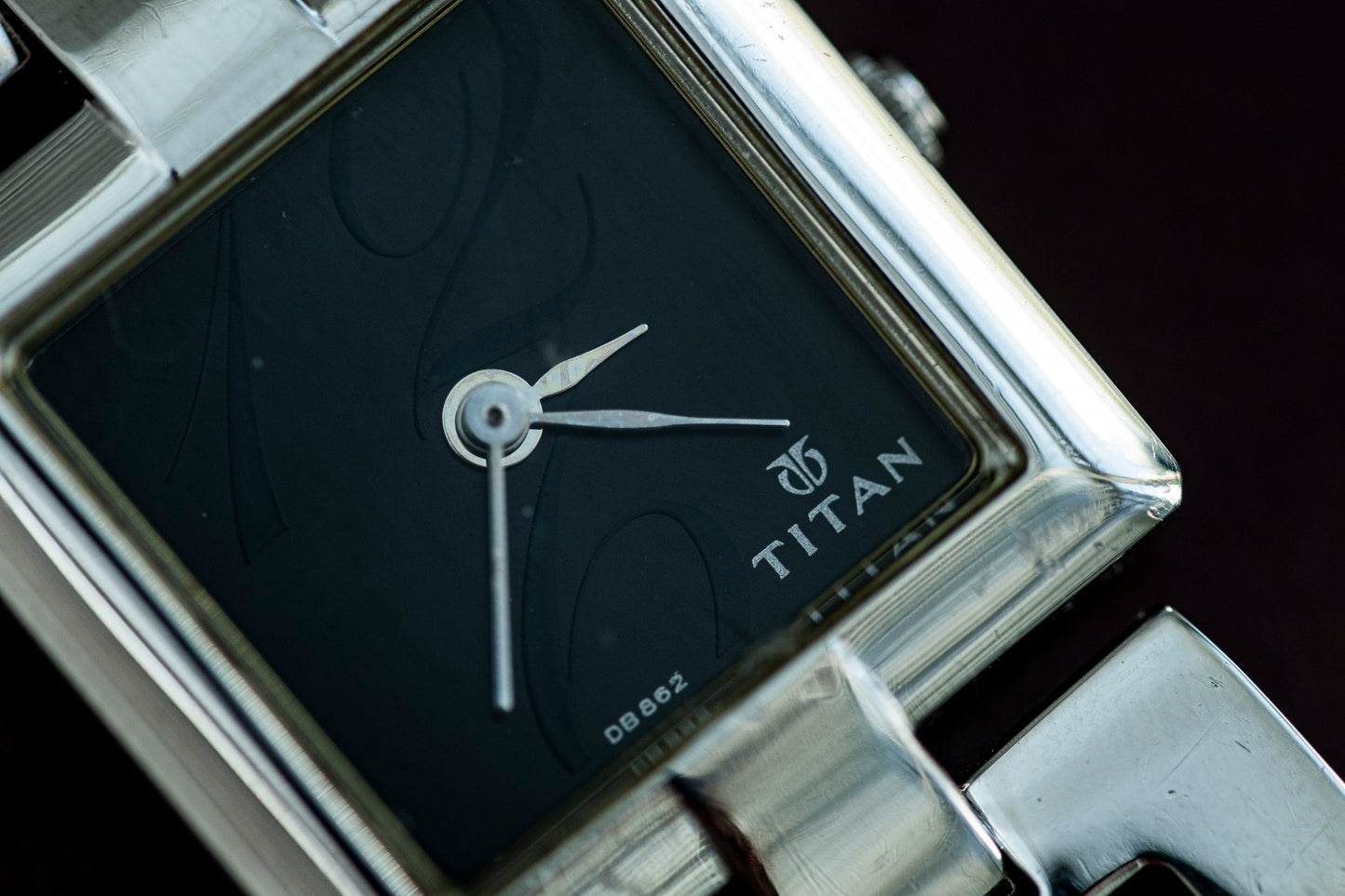TITAN BLACK DIAL SQUARE STAINLESS STEEL SWISS QUARTZ PRELOVED WATCH
