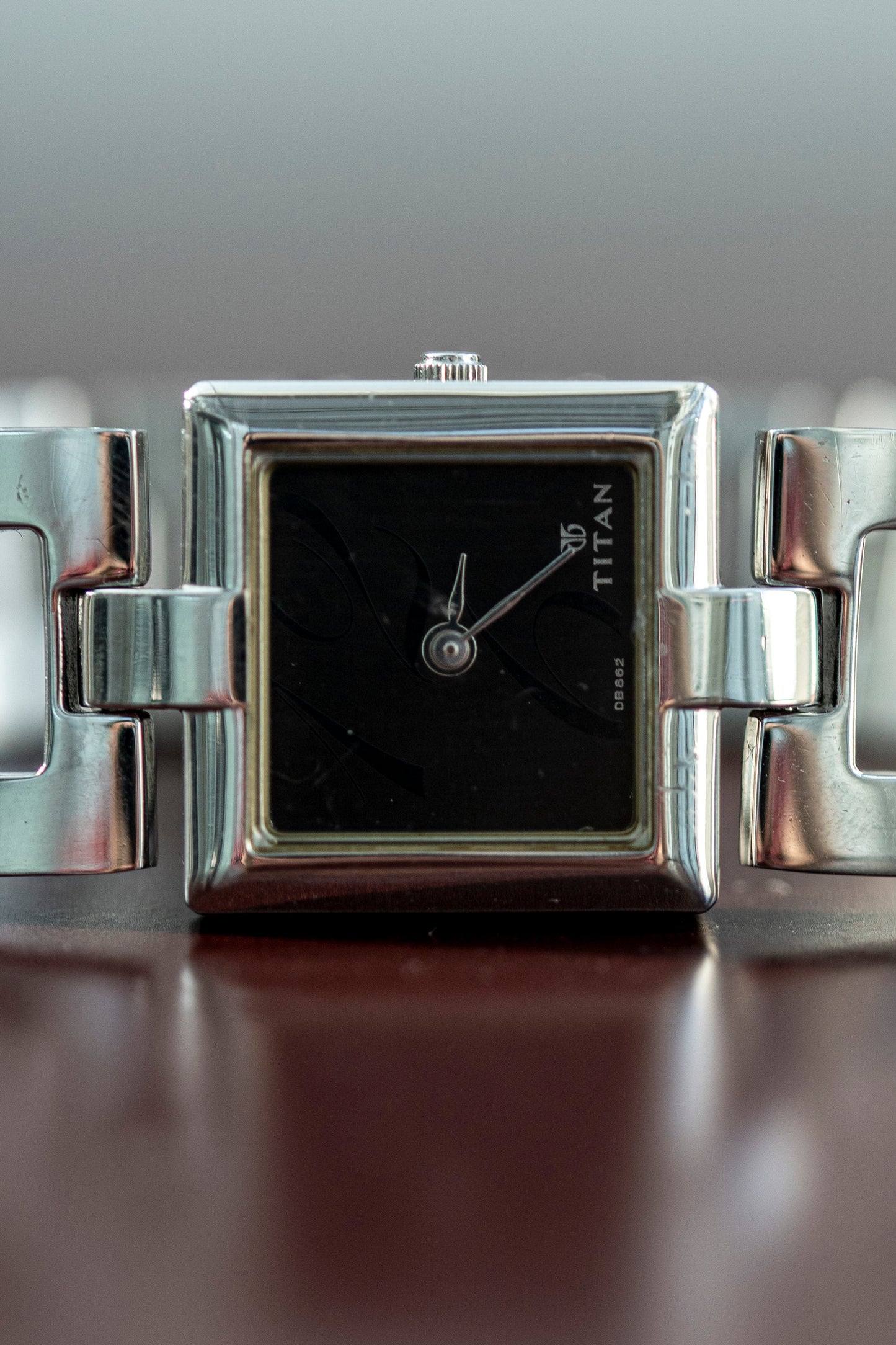 TITAN BLACK DIAL SQUARE STAINLESS STEEL SWISS QUARTZ PRELOVED WATCH