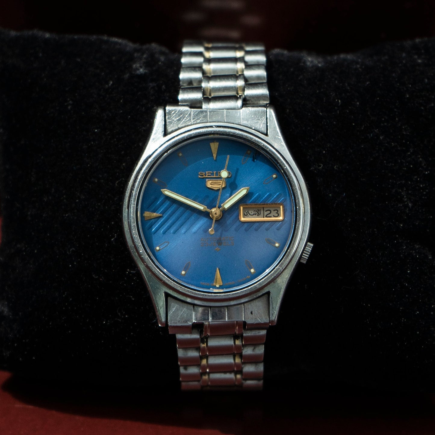 SEIKO 5 AUTOMATIC 23 JEWELS BLUE TEXTURED DIAL DAY-DATE STAINLESS STEEL JAPAN VINTAGE PRELOVED WATCH