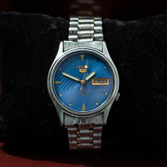 SEIKO 5 AUTOMATIC 23 JEWELS BLUE TEXTURED DIAL DAY-DATE STAINLESS STEEL JAPAN VINTAGE PRELOVED WATCH