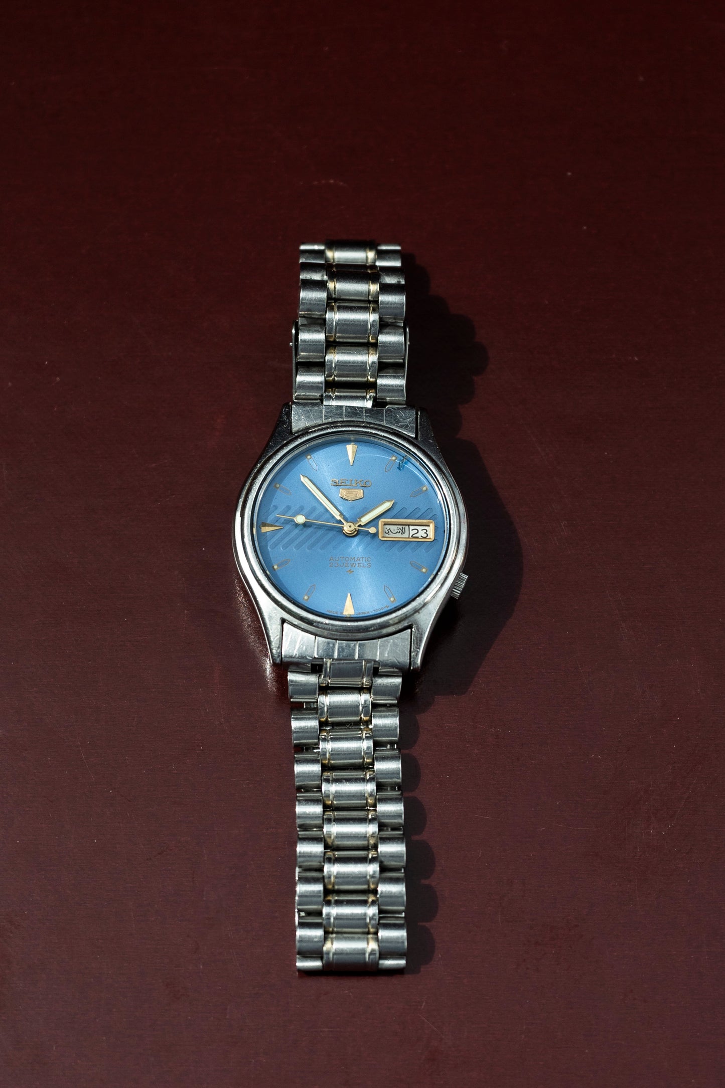 SEIKO 5 AUTOMATIC 23 JEWELS BLUE TEXTURED DIAL DAY-DATE STAINLESS STEEL JAPAN VINTAGE PRELOVED WATCH