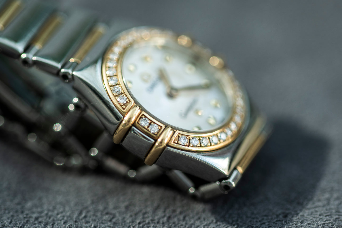 OMEGA CONSTELLATION MINI TWO-TONE MOTHER OF PEARL 18K GOLD FACTORY DIAMONDS SWISS QUARTZ PRELOVED WATCH