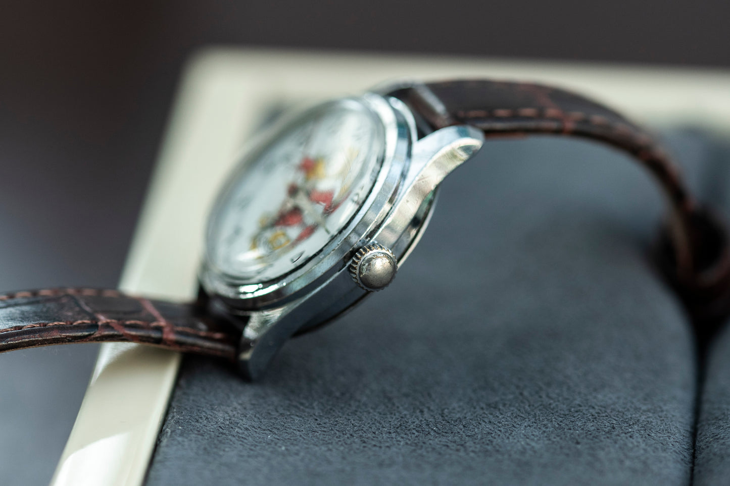 VINTAGE DONALD DUCK CHARACTER DIAL QUARTZ FAHION PRELOVED WATCH