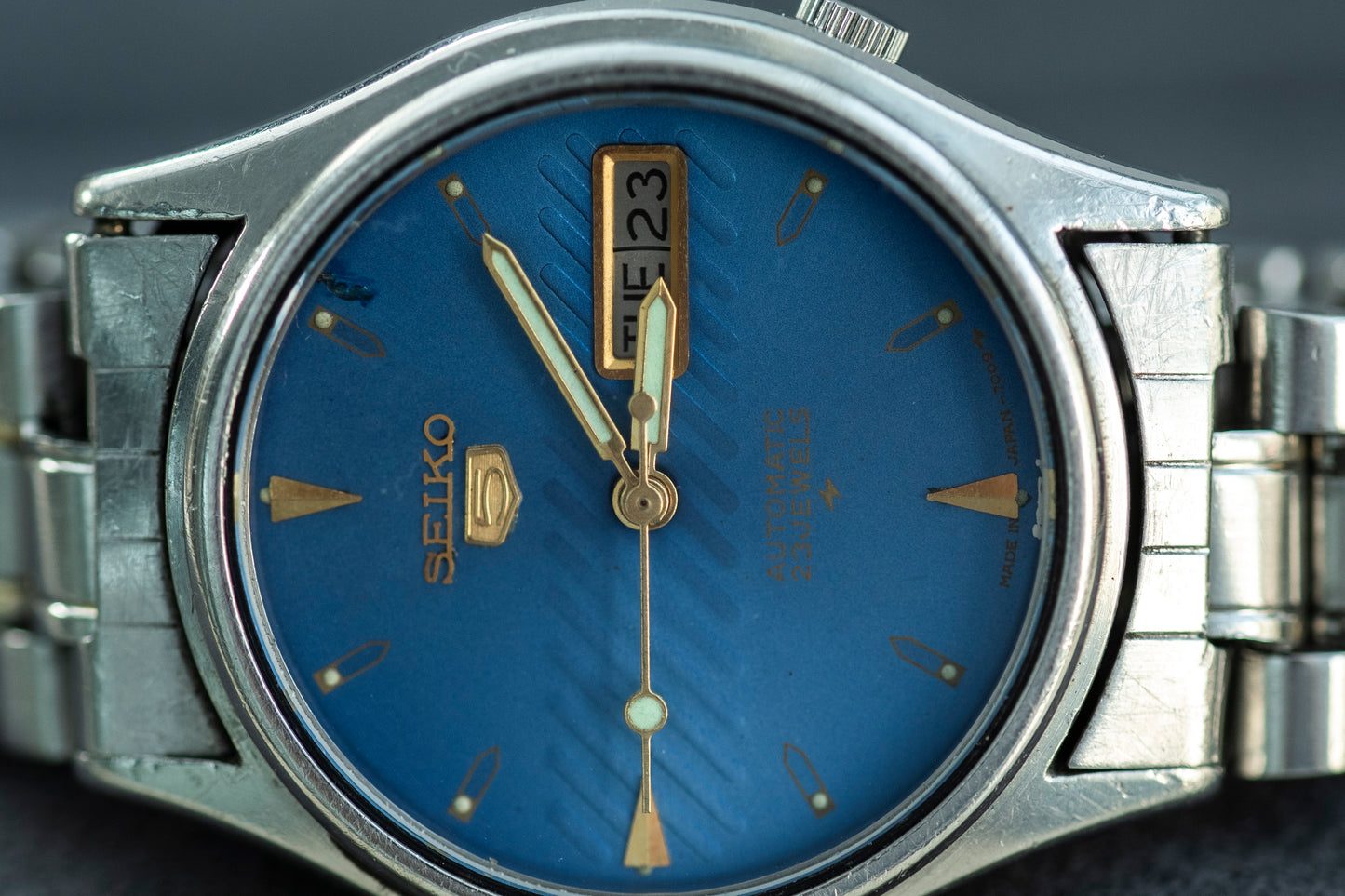 SEIKO 5 AUTOMATIC 23 JEWELS BLUE TEXTURED DIAL DAY-DATE STAINLESS STEEL JAPAN VINTAGE PRELOVED WATCH