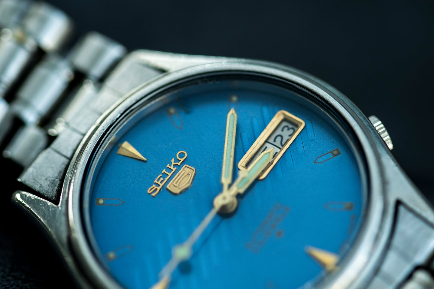 SEIKO 5 AUTOMATIC 23 JEWELS BLUE TEXTURED DIAL DAY-DATE STAINLESS STEEL JAPAN VINTAGE PRELOVED WATCH