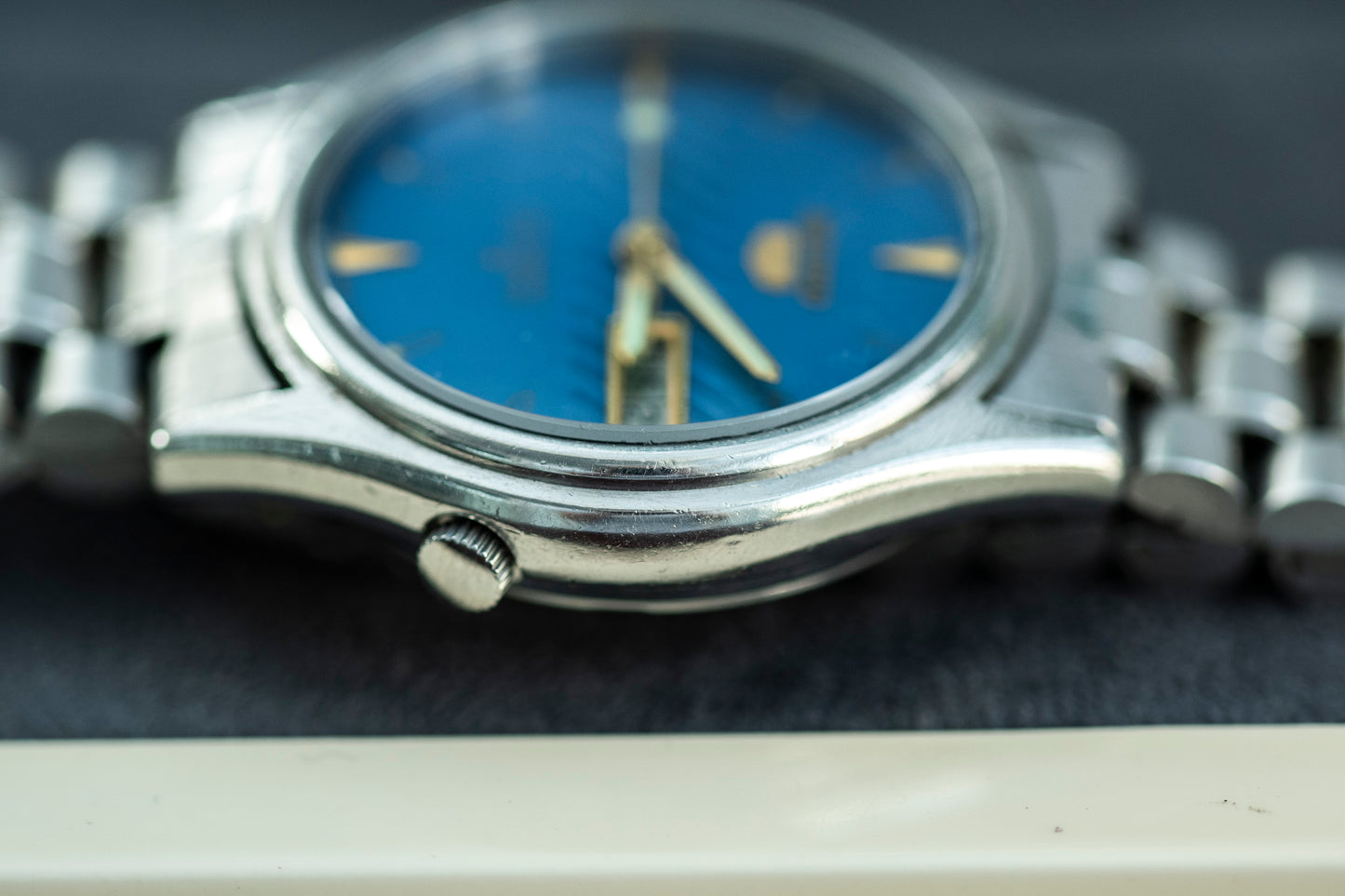 SEIKO 5 AUTOMATIC 23 JEWELS BLUE TEXTURED DIAL DAY-DATE STAINLESS STEEL JAPAN VINTAGE PRELOVED WATCH