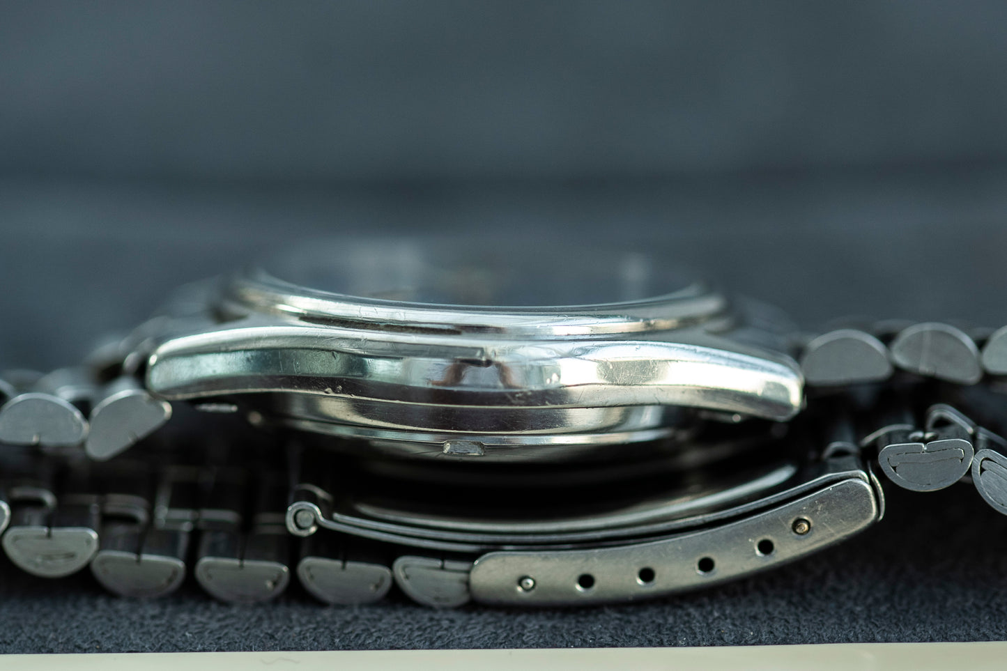 SEIKO 5 AUTOMATIC 23 JEWELS BLUE TEXTURED DIAL DAY-DATE STAINLESS STEEL JAPAN VINTAGE PRELOVED WATCH