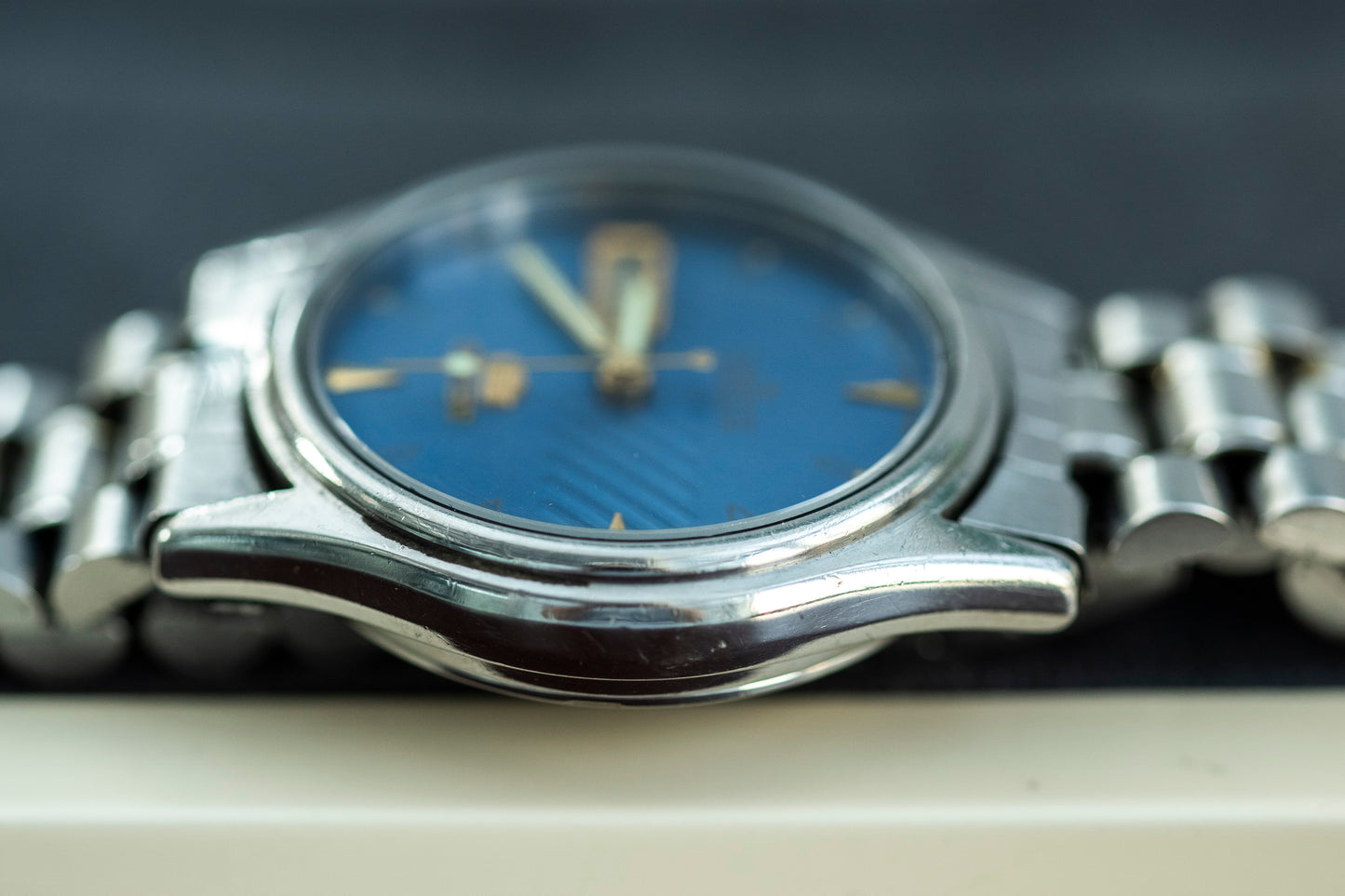 SEIKO 5 AUTOMATIC 23 JEWELS BLUE TEXTURED DIAL DAY-DATE STAINLESS STEEL JAPAN VINTAGE PRELOVED WATCH