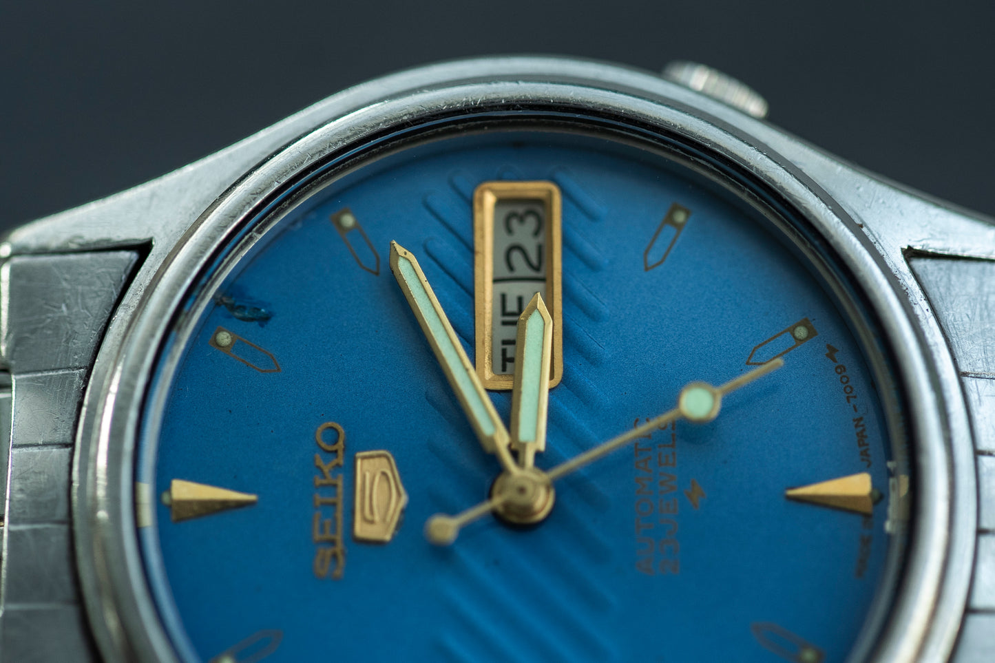 SEIKO 5 AUTOMATIC 23 JEWELS BLUE TEXTURED DIAL DAY-DATE STAINLESS STEEL JAPAN VINTAGE PRELOVED WATCH