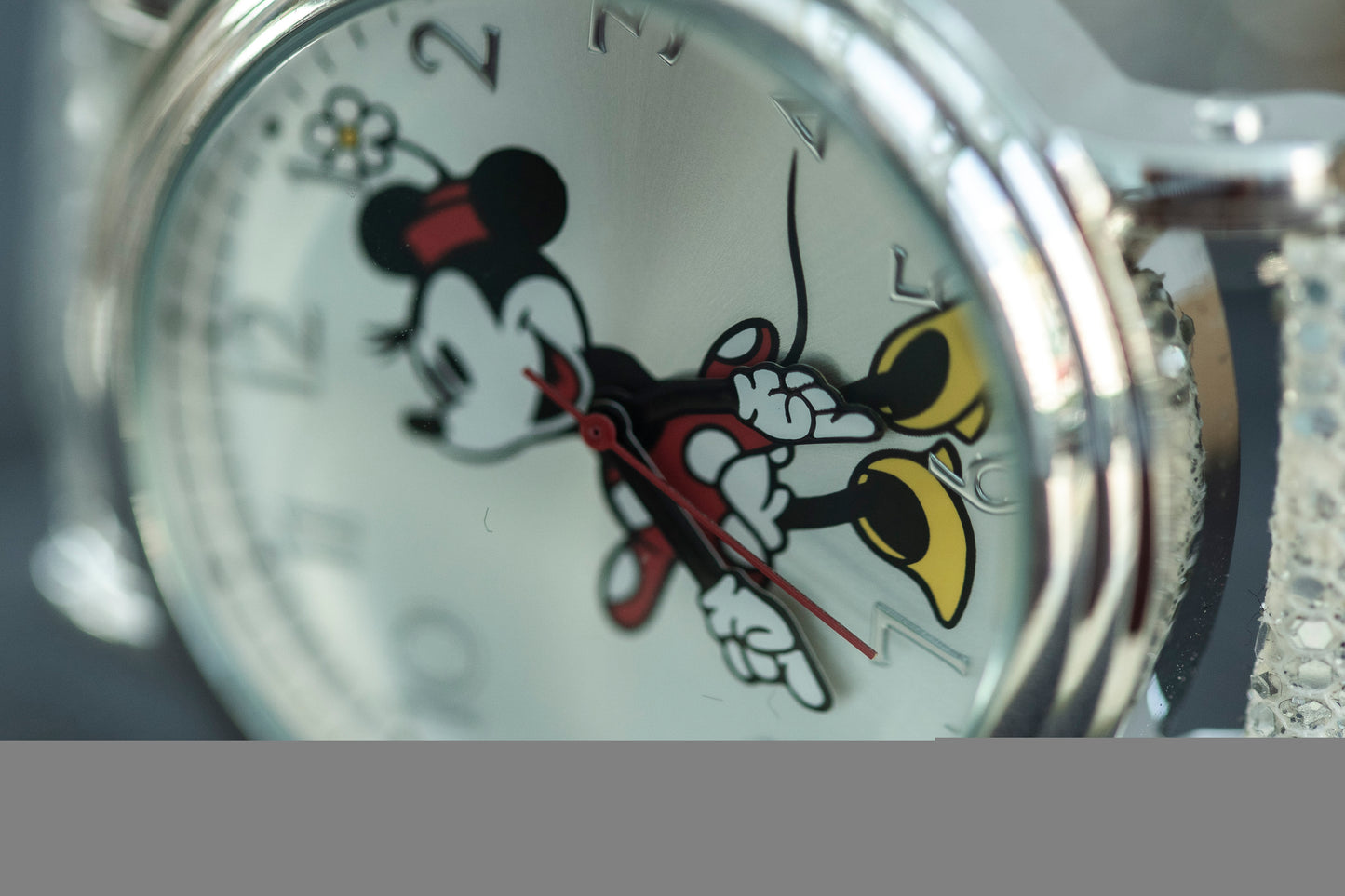 DISNEY MINNIE MOUSE SILVER DIAL QUARTZ PRELOVED WATCH WITH GLITTER STRAP