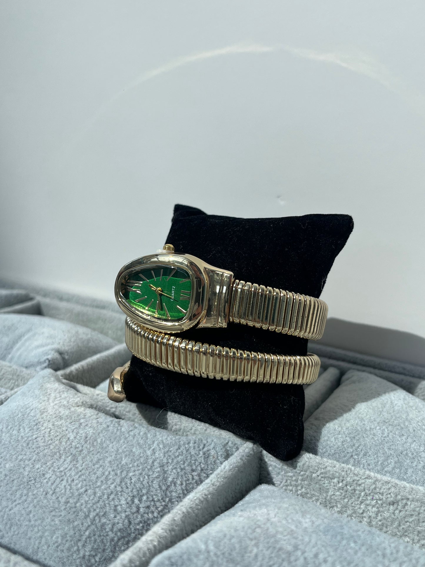 GOLD PLATED QUARTZ BRAND NEW SNAKE FASHION BANGLE WATCH