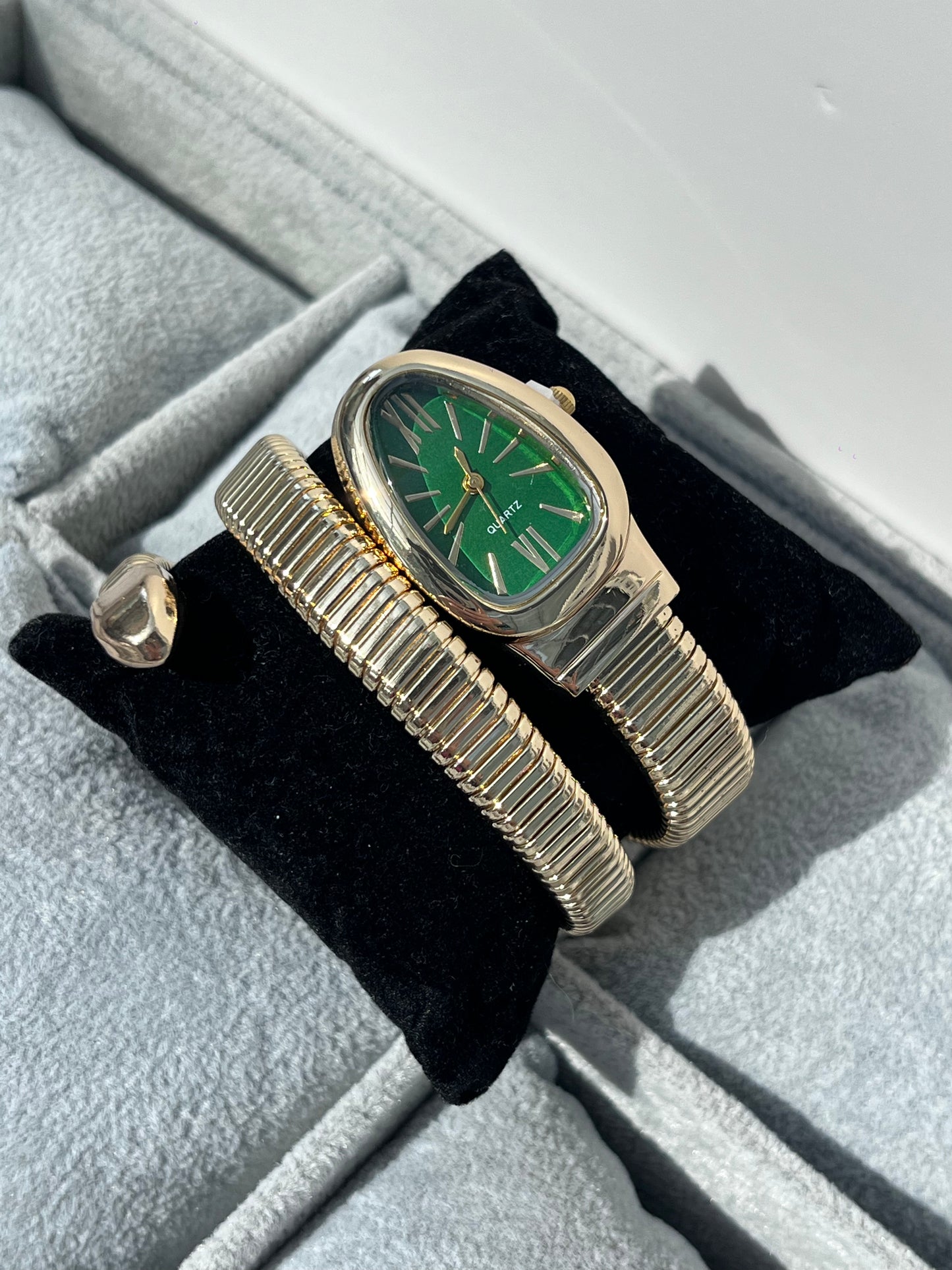GOLD PLATED QUARTZ BRAND NEW SNAKE FASHION BANGLE WATCH