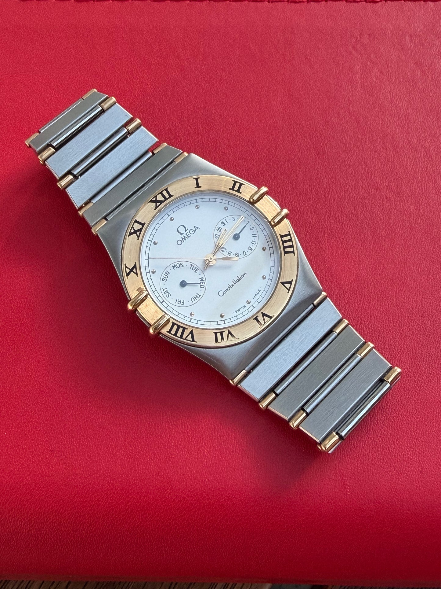 OMEGA CONSTELLATION DAY-DATE QUARTZ SWISS PRELOVED WATCH