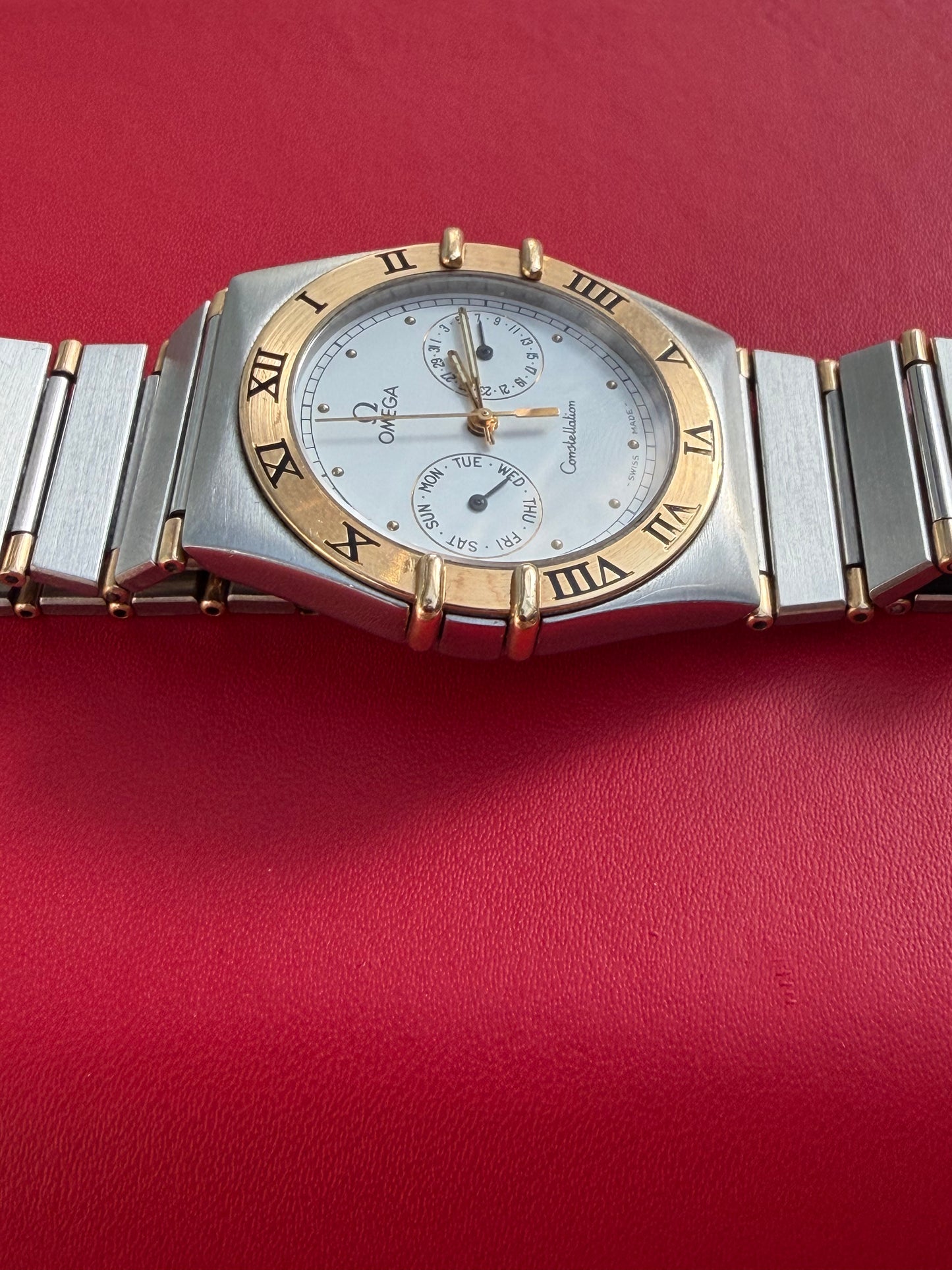 OMEGA CONSTELLATION DAY-DATE QUARTZ SWISS PRELOVED WATCH