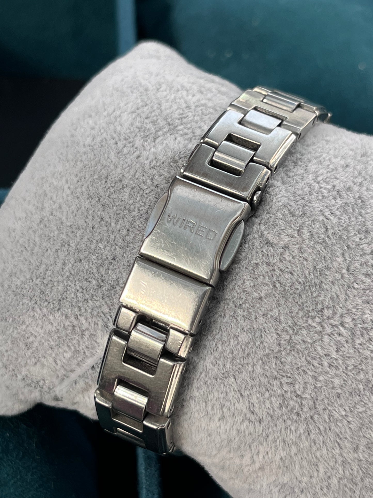 WIRED MOTHER OF PEARL QUARTZ JAPAN PRELOVED WATCH