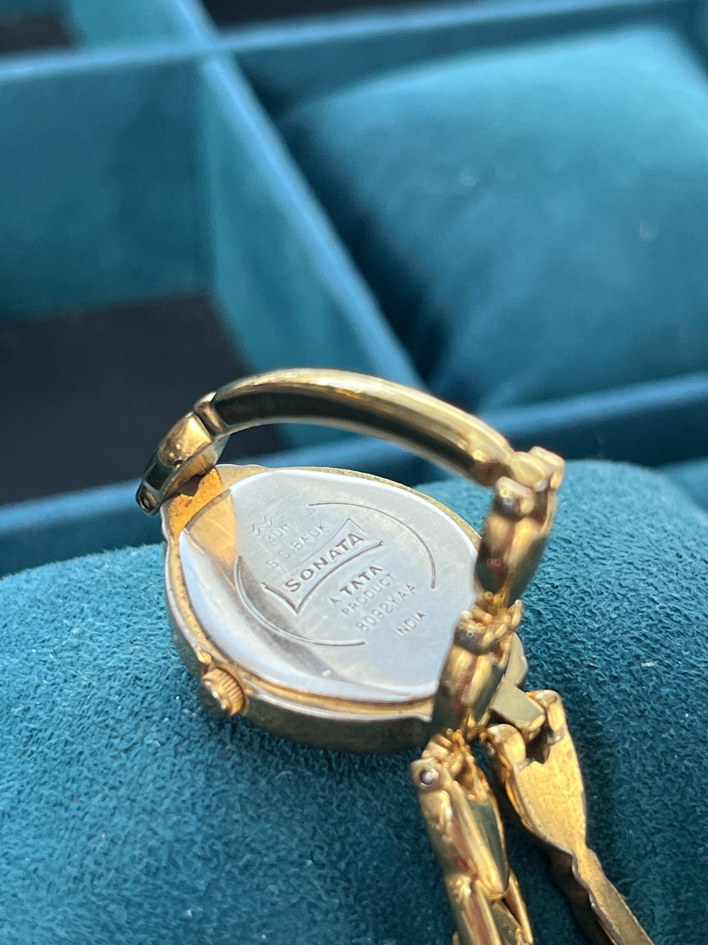 SONATA BLACK DIAL GOLD TONE BRACELET QUARTZ INDIA PRELOVED WATCH